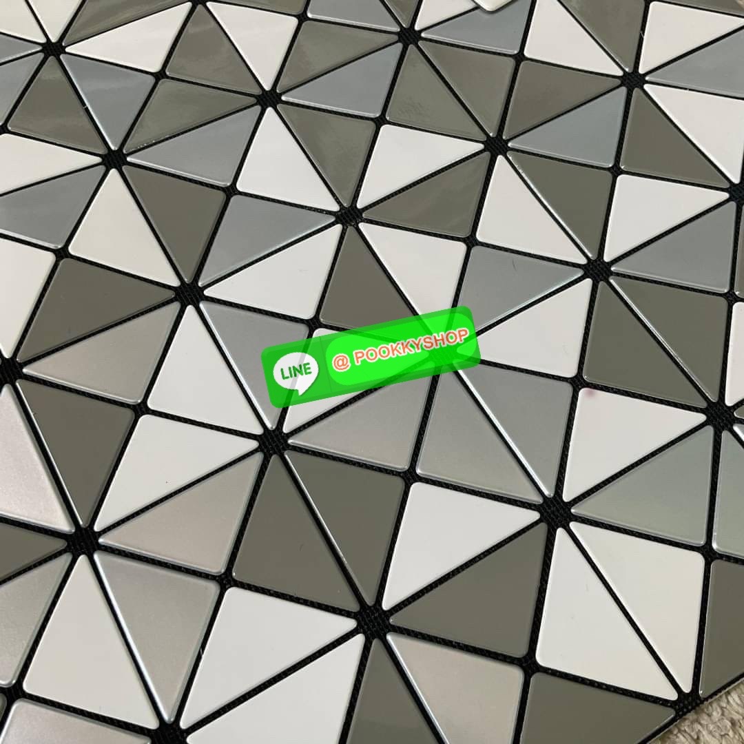 BAO BAO ISSEY MIYAKE ICHIMATSU TOTE BAG กระเป๋าโท้ทลาย ICHIMATSU (ลายตาหมากรุก) และลายธงตาหมากรุก ความแตกต่างระหว่างแสงและความมืดเชื่อมโยงกับการเคลื่อนไหวของชิ้นงาน ทำให้เกิดผลกระทบเมื่อรูปทรงของกระเป๋าเปลี่ยนไป การผสมผสานที่ลงตัวของชิ้นใหญ่และชิ้นเล็กช่ว