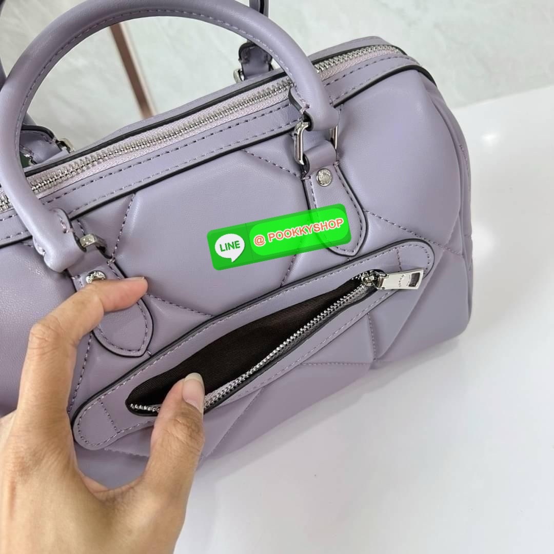 Coach Rowan Satchel With Puffy Diamond Quilting (CJ160) 🔖กระเป๋าทรงหมอนรุ่นใหม่ล่าสุดสัมผัสนุ่มมือ 🔖วัสดุ : Nappa leather (หนังแนบปา) 🔖เปิด-ปิดด้วยซิปแบบโลหะ ภายในช่องโล่งกว้าง ใส่กระเป๋าสตางค์ใบยาวได้ มีหมุดรองฐานอยู่ทรง 🔖