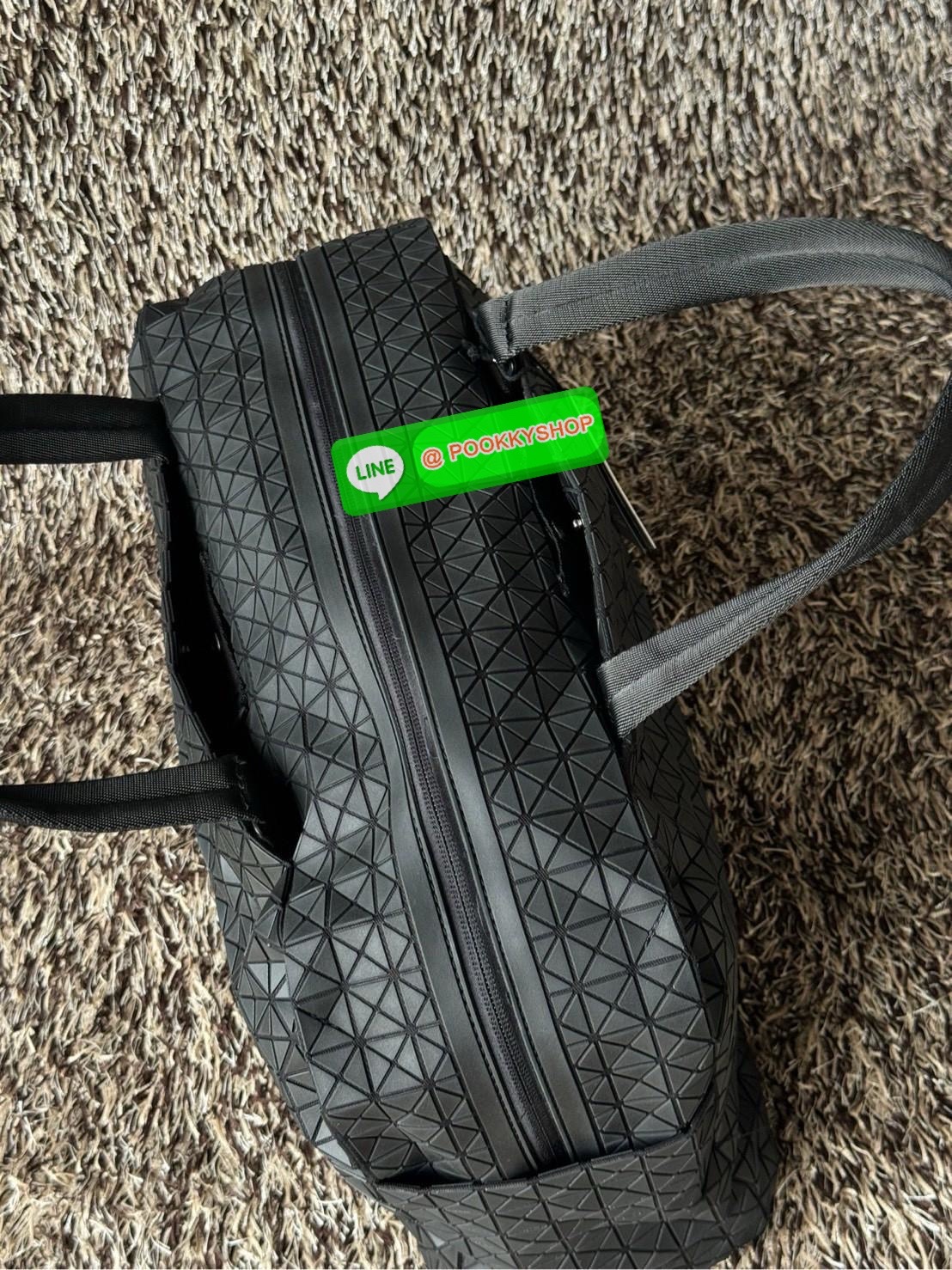 Baobao issey miyake cargo tote matte กระเป๋า CARGO สไตล์บอสตัน มีหูจับแบบบุหนา มีฐานกว้างใส่ได้เยอะ สาทารถใส่สัมภาระที่จำเป็นในการเดินทาง หรือมีพื้นที่จัดเก็บสิ่งของที่เราต้องใช้ในการทำงานด้วย เช่น โน้ตบุ๊ก สมุดจดบันทึก แฟ้มเอกสารต่าง ๆ ดีไซน์หรูดูสุภาพเร