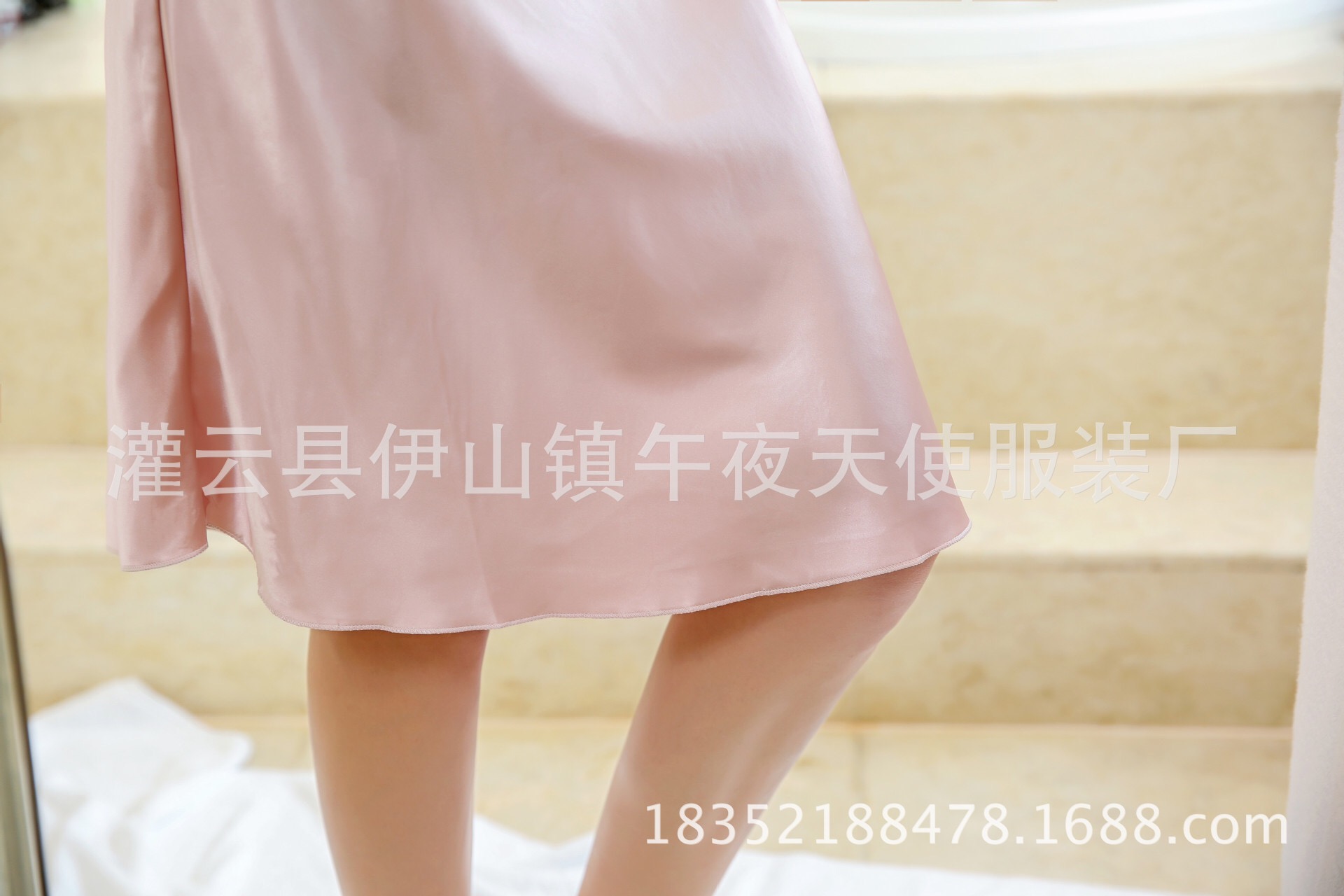 ชุดนอน สายเดี่ยว ชุดนอนผ้าไหม สีชมพูอ่อน แต่งลูกไม้สีเทาช่วงหน้าอก (ไม่ซีทรูนะคะ) แบบชุดสวยหรู คลาสสิค ไม่โป๊คะ งานเนี๊ยบ เกรดพรีเมี่ยมเลยจ๊ะ