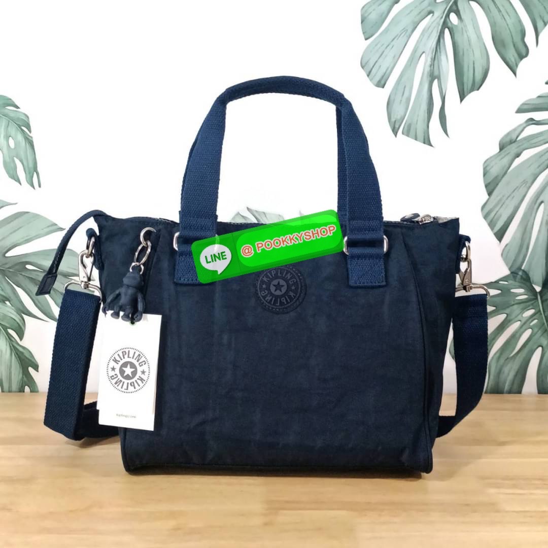 KIPLING AMIEL Medium Handbag กระเป๋าถือหรือสะพาย วัสดุ Nylon + Polyester ช่องหลักเปิด-ปิดด้วยซิป โล่ง กว้าง สามารถจุของได้เยอะ ด้านในมีช่องใส่ของทั้งซ้ายและขวา ด้านหลังมี ช่องลึกอีก 1 ช่อง พร้อมสายสะพายยาวปรับได้ free size เหมาะกับวันไปทำงาน วันสบายๆ สามา