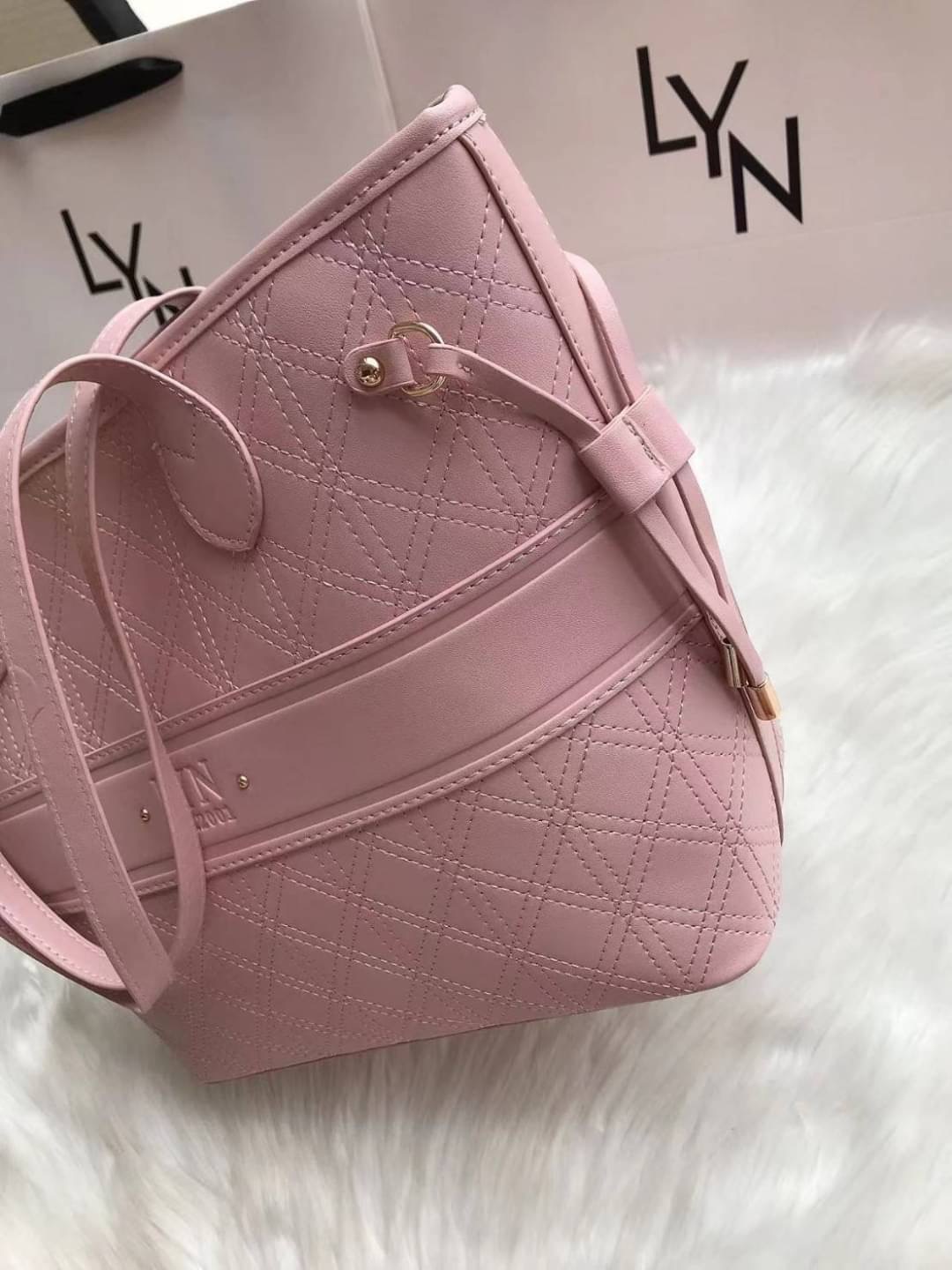 LYN สะพายข้าง ทรงช็อปปิ้ง ด้านในโล่งกว้างจุของได้เยอะ มีช่องซิปเล็กๆ นะคะ