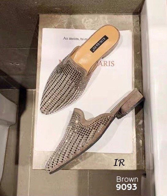 แบบขายดี!! พร้อมส่ง กรี๊ด!!! สลบ อัพเลเวลของคุณให้ดูสวยเก๋ยิ่งขึ้นด้วยคุ่นี้ สลิปเปอร์หนังกำมะหยี่ติดเพชรวิ้งๆทรงหัวแหลมสวยมาก ส้นสูง 1 นิ้ว ไม่เตี้ยจนเกินไป สวมใส่แล้วเก๋อย่าบอกใครเชียว