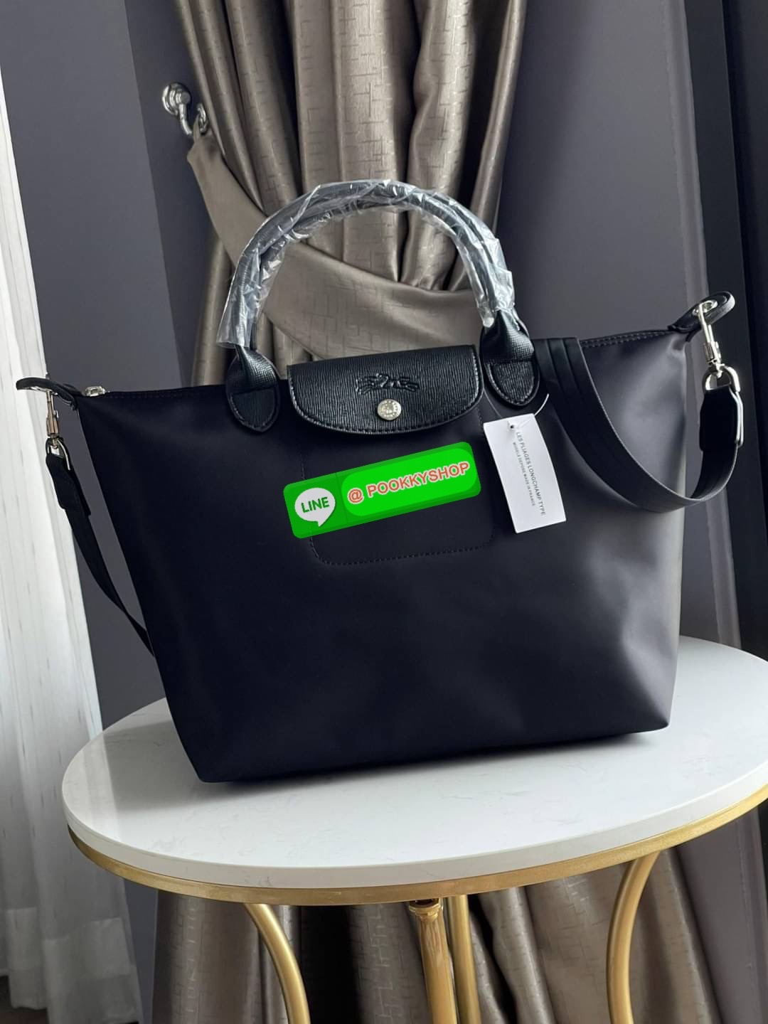 Longchamp Le Pliage Neo Size M มาพบกับกระเป๋ารุ่นยอดนิยม ที่สาวๆ ต้องมีไว้เก็บไว้สักใบ กระเป๋าโท้ทใบนี้ มาพร้อมกับสีที่มีสไตล์เรียบง่าย มีสายสะพายยาวช่วยให้คุณสามารถสะพายไหล่ได้อย่างสบาย ในขณะที่ที่ปิดแบบซิปช่วยให้คุณมั่นใจได้ว่าของด้านในมีความปลอดภัย Le