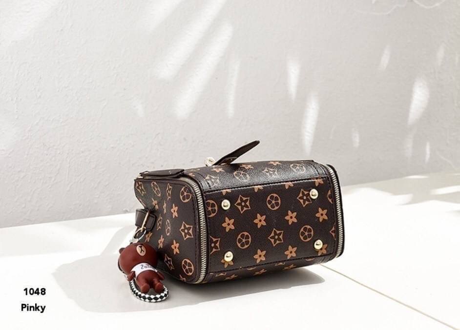 พร้อมส่ง กระเป๋าสะพายและถือลาย lv 1048 งานน่ารัก สวยเก๋ ไม่เหมือนใคร ผลิตจาก pu เกรดดีมาก งานเป็นทรงสวยงาม ลายแบรนด์lv แถมพวงน้องหมีให้ด้วย ใบนี้คุ้มมมม