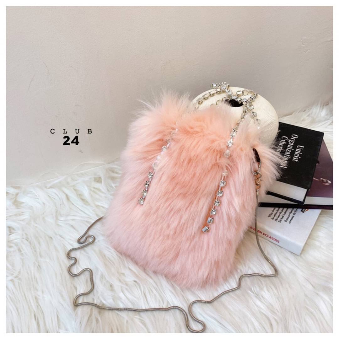 𝑵𝑬𝑾 𝑵𝑬𝑾‼️ ตอนรับเทศกาลที่จะถึงนี้ กระเป๋าขน รุ่นนี้เป็นขนนิ่มๆนุ่มๆเลยคะ ทรงสี่เหลี่ยม ตรงสายถือเป็นเพรช มีสายสะพายยาวข้างได้ น่ารักสุดๆ ทุกคนต้องมีนะคะ บอกเลยถือแล้วไม่ซ้ำใครแน่นอน