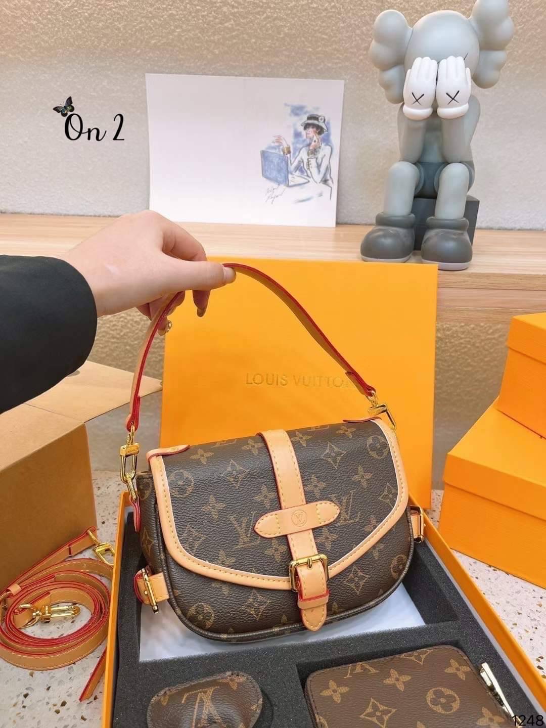 Louis Vuitton กระเป๋าLV set 3ชิ้นคุ้มมากๆ รุ่น Saumur BBกำลังได้รับความนิยมและตามหาได้แรงบันดาลใจจากกระเป๋าถือรุ่น มาพร้อมสาย2 เส้นสำหรับสะพายไหล่สั้นและสายที่ปรับระดับและถอดออกได้เช่นกันสวยเรียบหรูตามแบบฉบับสาวกLV ต้องห้ามพลาดรุ่นนี้นะคะ