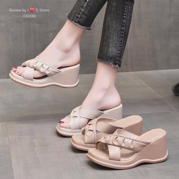 !! พร้อมส่งรองเท้าส้นเตารีดนำเข้าสวยเก๋ขายดีมากๆ !!! - หนังรุ่นนี้นิ่มมากใส่ดีมาก น้ำหนักเบา - มีรูระบายอากาศ ใส่แล้วเท้าไม่อับ - ทรงสวย สวมใส่ง่าย ใส่ได้ตลอดไม่ตกเทรนด์ - จับแมทกับชุดง่าย ใส่แล้วดูเกร๋ดูน่ารักมากๆ