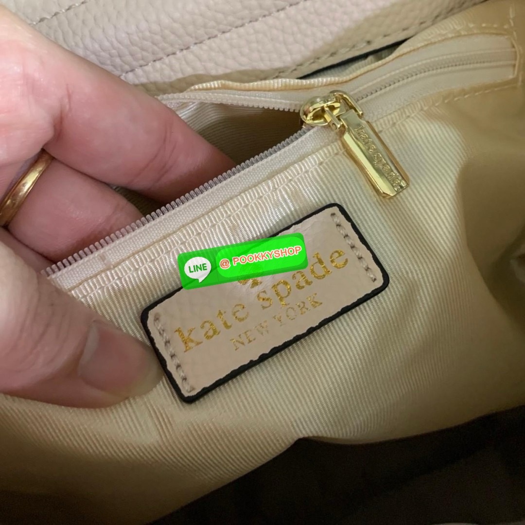 KATE SPADE NEW YORK Sinch Pebbled Leather Medium Flap Backpack กระเป๋าสะพายเป้หนังนิ่มลายหนังสวย ด้านหน้าตกแต่งด้วยชื่อแบรนด์ มีช่องซิปเล็กด้านข้างกระเป๋า 1 ช่อง ช่องใหญ่เปิด-ปิดด้วยตัวรูด ด้านในโล่งกว้างจุของได้เยอะมาก และมีช่องซิปใส่ของจุกจิกค่ะ