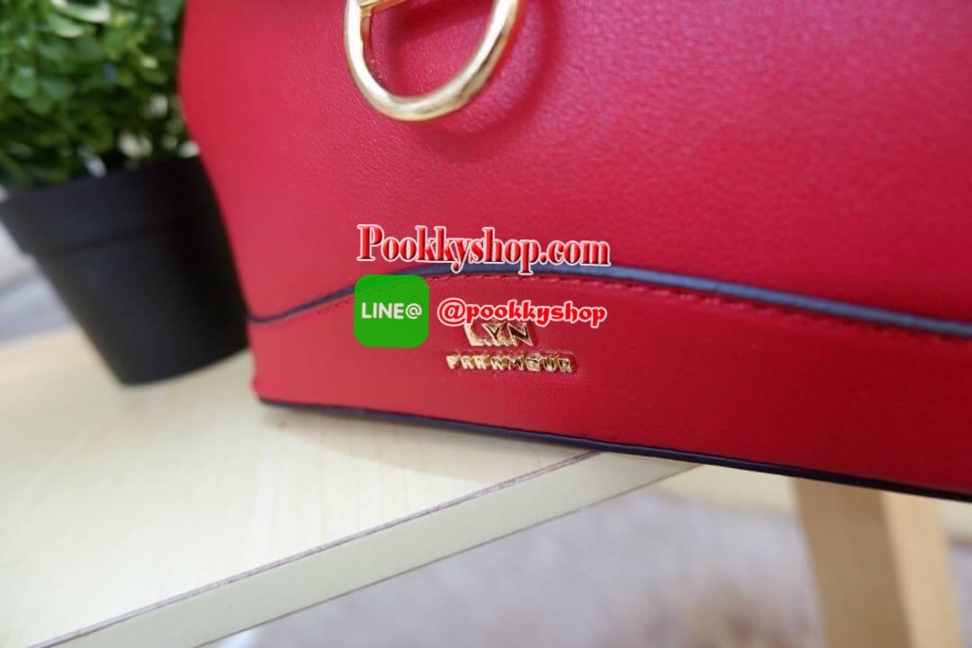 Lyn กระเป๋าหิ้วมาพร้อมสายสะพาย ขนาดกลางๆไม่เล็กไม่ใหญ่ ดีไซน์สวยน่ารัก ด้านในมีป้ายโลหะปั๊มแบรนด์ ใต้กระเป๋ามีหมุดรองทั้ง 4 มุม รูปทรงสวยเก๋ขนาดนี้ ไม่มีไม่ได้นะคะ