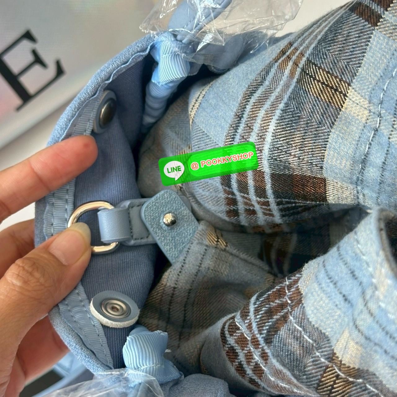 A Day Bag Mini’ in suede กระเป๋าหนังกลับเนื้อเนียน สายเกาหวานปนเท่ MERGE คอลเลกชันพิเศษ ดีไซน์เก๋พร้อมพวงกุญแจลายพิเศษ เข้าเซ็ตสุดคุ้ม!ใบเล็กสามารถ พกพาง่าย น้ำหนักเบา กระเป๋าหูรูดด้านใน ผลิตจากผ้าลายสก็อต ตัวกระเป๋ามี Snap ด้านข้าง ที่สามารถพับปีกกระเป๋า