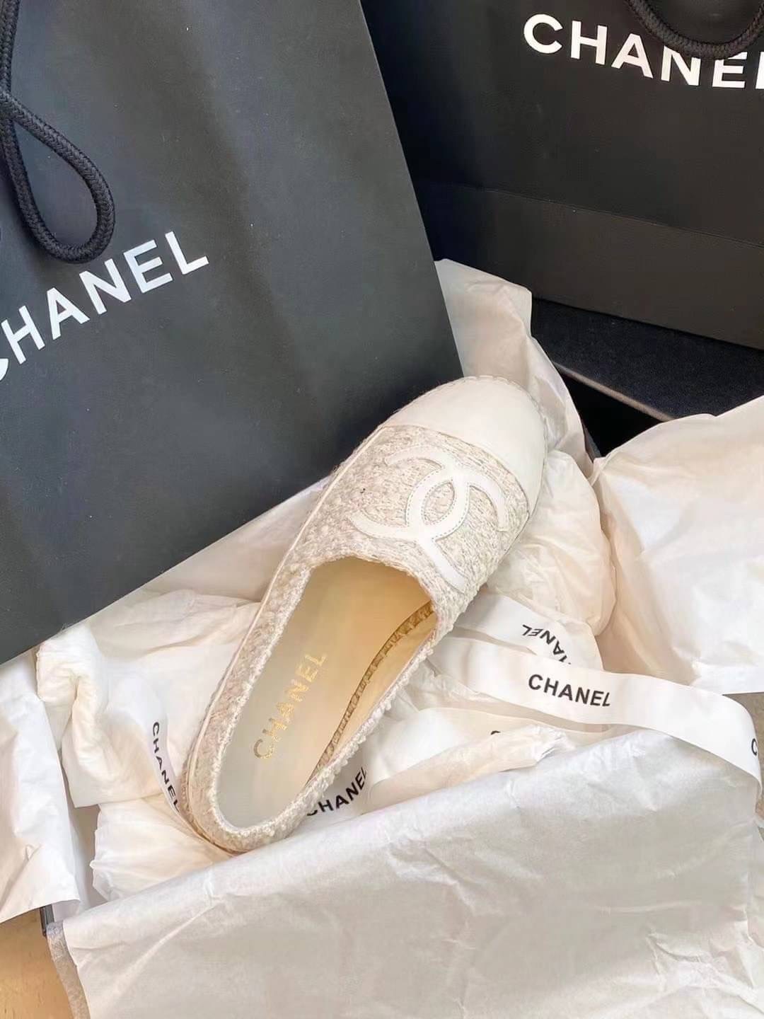 ** รองเท้าหุ้มส้น CHANEL flat งานพร้อมส่งไม่ต้องรอพรีคะ Brand : CHANEL งานสวยหรู เกรด Hi-end ค่ะรองเท้าหุ้มส้น ลุคคุณหนู hisoใส่สบายสุดๆ งานสวยหรู สวยหรูตามต้นฉบับแบรนด์ *** สินค้าตามรูปวางนะคะ