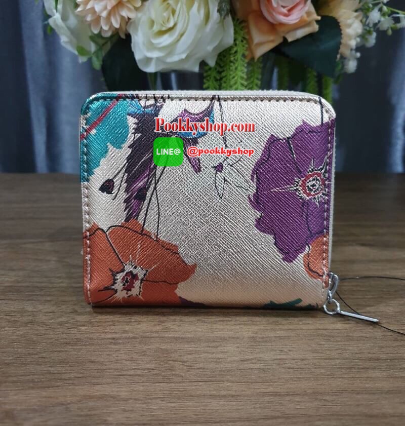 พร้อมส่งรุ่นหายาก! GUESS FACTORY WOMEN'S ZIP AROUND SHORT WALLET กระเป๋าสตางค์สั้นพับ2ตอนซิปรอบหนัง Saffiano ด้านหน้าประดับโลโก้แบรนด์สวยหรู ภายในมีช่องใส่ธนบัตร ใส่แบงก์พัน ช่องใส่เหรียญ และช่องใส่บัตรหลายช่อง ตัวจริงสวยน่าใช้ ภาพถ่ายจากสินค้าจริงค่