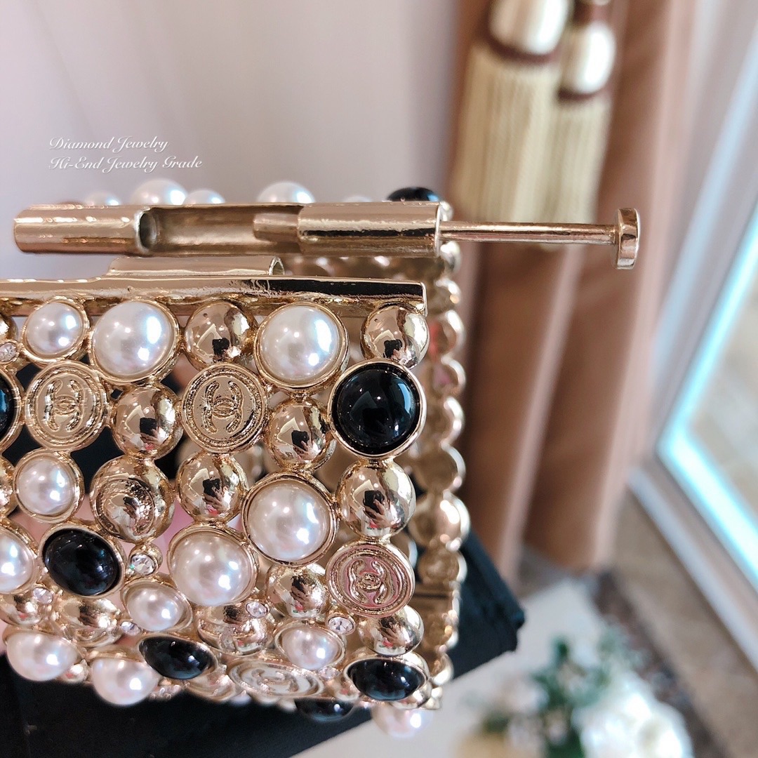 Super Hi-End Quality !!! ((งาน 1:1 เกรดดีที่สุดในท้องตลาด)) Chanel Cuff คอล 2019 ใหม่ล่าสุด จัดให้ตามคำขอจ้า พร้อมส่งเลยจ้า chanel cuff ตัวกำไลอะไหล่ stainless สีทองเฉดอ่อนเกรดคุณภาพ top premium ตัวกำไลมีน้ำหนักน้า ไม่เบาก๊องแก๊งเหมือนงานถูกๆ ค่ะ อะไหล่ทอ
