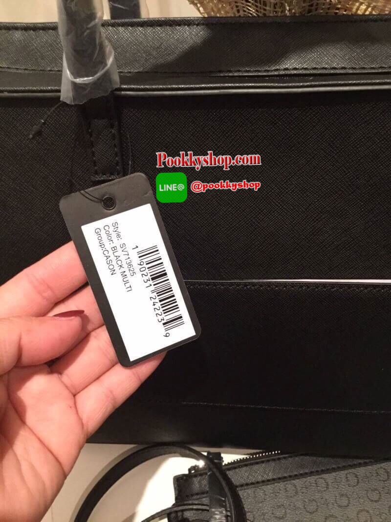 พร้อมถุงผ้าแบรนด์ GUESS BAG กระเป๋าสะพายทรง Tote จาก GUESS วัสดุหนัง Saffiano คุณภาพดี น้ำหนักเบา ด้านหน้าปั้มโลโก้แบรนด์สุดหรู รุ่นนี้มาพร้อมกระเป๋าใบเล็กสำหรับใส่ของ ถอดแยกใช้ได้ อะไหล่เงิน เปิดปิดกระเป๋าด้วยซิปสะดวกใช้ ด้านในโล่งกว้าง มีช่องเล็กสำหรับใ