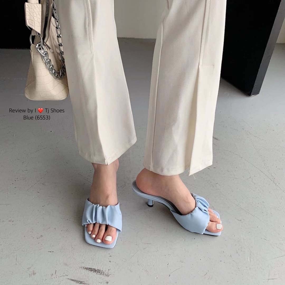 !!! พร้อมส่งรองเท้านำเข้าที่สวยเกร๋ขายดีสุดๆ !!! หนังรุ่นนี้นิ่มมากสวยมาก สวมใส่ง่าย เรียบหรูดูดี ใส่ได้เรื่อยๆ ไม่ตกเทรนด์ แมทกับชุดอะไรก้ดูเก๋ดูแพงมาก ควรมีไว้เป็นคู่โปรด ของจริงงานดีมากสวยมาก ตรงปกแน่นอน เพราะรูปถ่ายจากสินค้าจริง เป็นรุ่นที่แนะนำ รีบสั