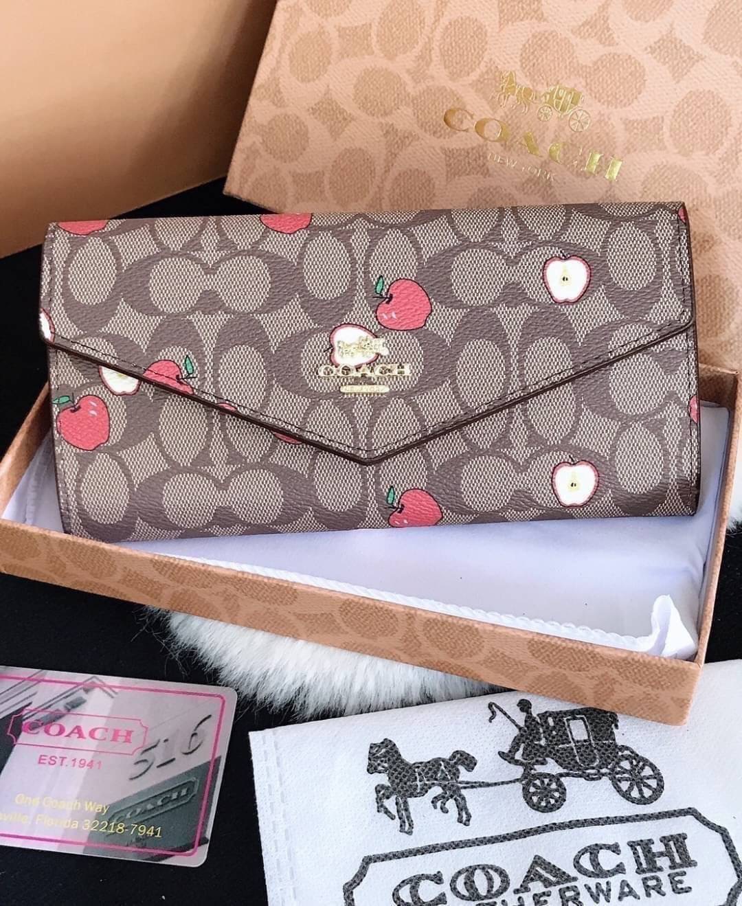 กระเป๋าสตางค์ coachสองพับ ใบยาว งานเกรดพรีเมี่ยม ปั้มทุกจุด ลายฮิตของCoach ด้านใน 2 ช่องใส่เเบงค์ ใส่บัตร 1 ซิปตรงกลาง ภายในมี 2 ช่อง มีช่องซิปตรงกลาง ปิดเปิดแบบกระดุม งานสวย