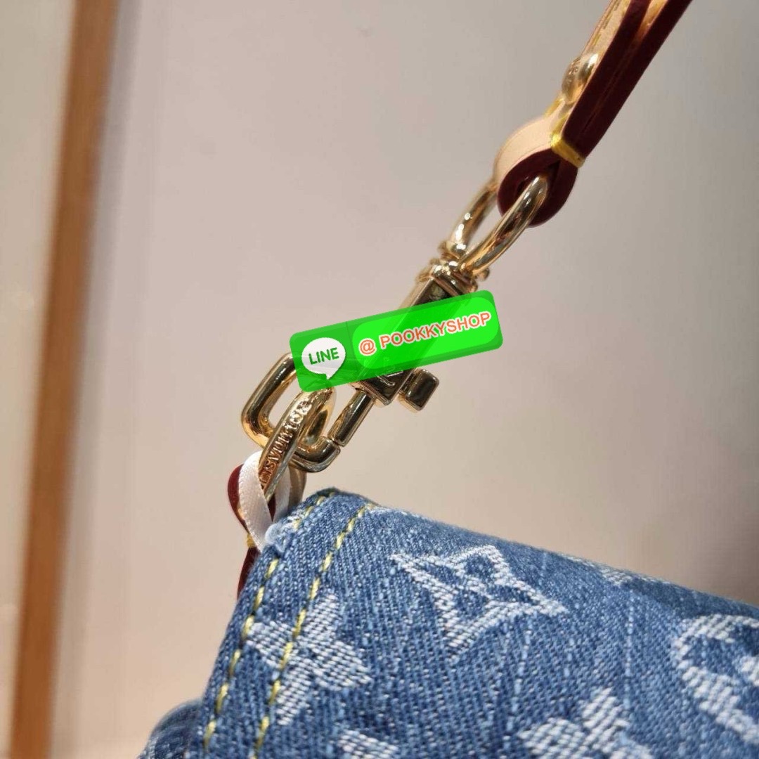 LV sunset monogram denim bag 🔆 Details แรงมากฉุดไม่อยู่ กับกระแสคอลใหม่ lvremix ดีไซน์แบบตัวมัม y2k รูปทรง baguette สวยดูแพง ใบนี้ก็ฉ่ำสุดๆ เป็นกระเป๋าสะพายไหล่ ที่สามารถปรับเป็นสะพายข้างได้