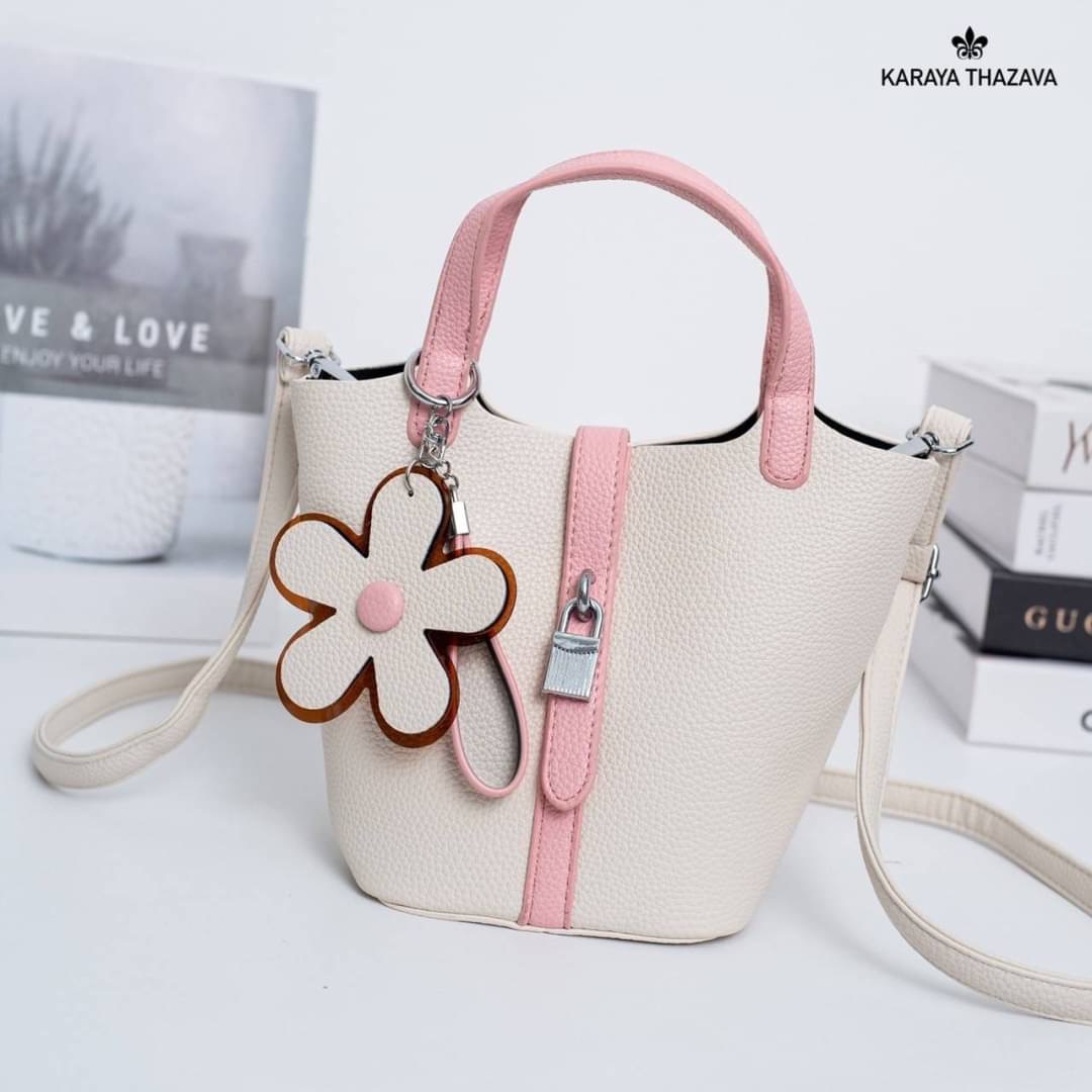 แบรนด์แท้ KARAYA รุ่นใหม่ ทรงถัง ภายในกว้างจุของได้เยอะคะ แถมฟรีพวงกุญแจ น่ารักมาก