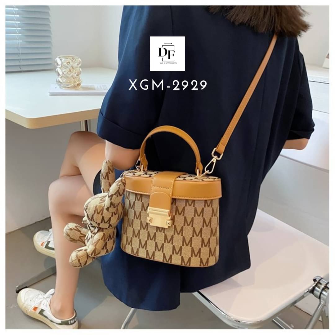 สินค้าพร้อมส่ง กระเป๋าถือทรงกล่องพร้อมพวงกุญแจน้องกระต่าย วัสดุหนัง PU ด้านนอกบุผ้าแคนวาสทอลาย แพทเทิร์นสวย มาพร้อมสายสะพายปรับระดับได้ ถอดได้ 1 ช่องใช้งาน ซับหนังด้านในอย่างดี