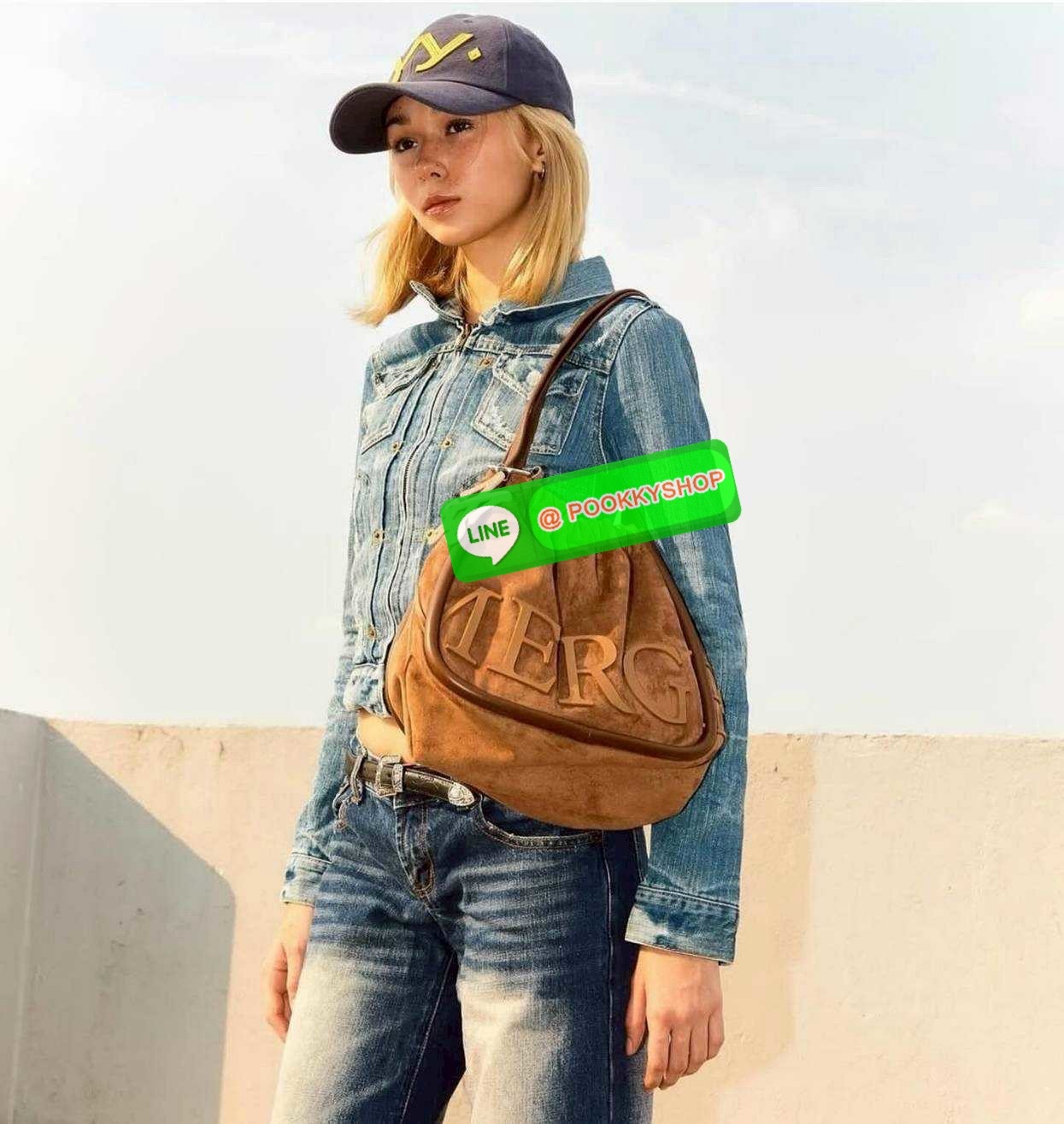 Merge a day bag (medium) 🔆 Details จะกี่รุ่นก็แรงไม่ไหว! กับกระเป๋าสะพายทรงสวย รุ่นผ้ากำมะหยี่ โทนสีน้ำตาลที่กำลังอินมากสำหรับปีนี้ รูปทรงยืดหยุ่น สามารถปรับปีกกระเป๋าเก็บทรงได้ สายสะพายคล้องไหล่ในตัว ภายในมีกระเป๋าผ้าซ้อนให้ ถอดออกได้ (มีอะไหล่เก