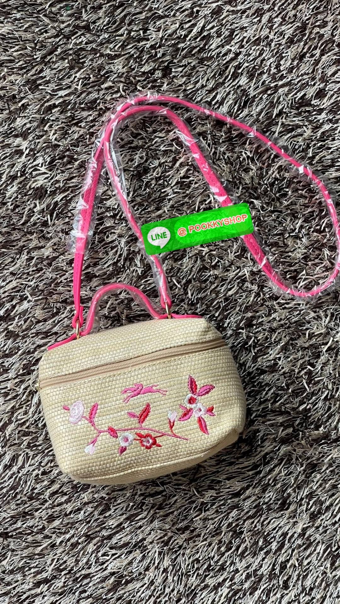 💕 Longchamp vanity xs le panier กระเป๋าสะพายข้างที่ดูเป็นผู้หญิงและไม่คาดฝันใบนี้เป็นเครื่องประดับที่สมบูรณ์แบบในชีวิตประจำวัน มีหูหิ้วและสายสะพาย สามารถถือด้วยมือ สะพายไหล่ หรือสะพายข้างลำตัว Le Pliage เฉลิมฉลองการมาถึงของฤดูร้อนด้วยผ้าใบเอฟเฟกต์