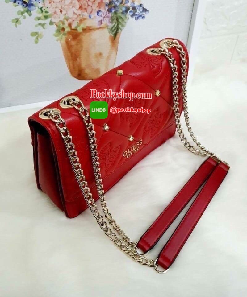 GUESS JEANA CONVERTIBLE CROSSBODY กระเป๋าสะพายหนังนิ่มอยู่ทรงตั้งได้ ด้านหน้าแต่งด้วยหมุดสีทองสลับด้วยการปักลายโลโก้ ดูสวยคลาสสิก ตัวกระเป๋าเปิดปิดด้วยกระดุม ด้านในมีหลายช่องแบ่งเป็นสัดส่วน ด้านหลังมีอีก 1 ช่องซิป สามารถเก็บของจุกจิกได้ สายสะพายเป็นโซ่ต่อ