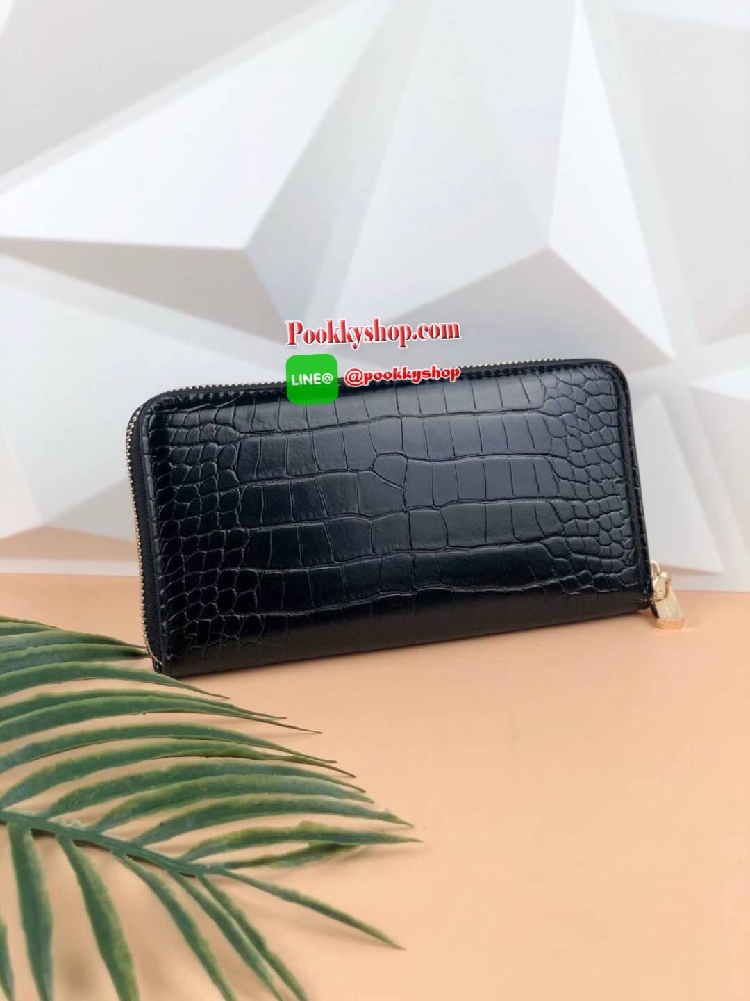CHARLES & KEITH CROC-EFFECT MINI LONG WALLET กระเป๋าเงินใบยาวซิปรอบ ตัวหนังกระเป๋าพิมพ์ลายจรเข้ (croc) ด้านนหน้าปั๊มแบรนด์ เปิดปิดแบบซิปรอบ ก้านในจุบัตรได้ถึง 12 ใบ มีช่องซิปใส่เหรียญตรงกลาง จุบัตรจุแบงค์ สามารถใส่ iPhone plus ได้ค่า มีใบเดียวใช้ออกไปซื้อ