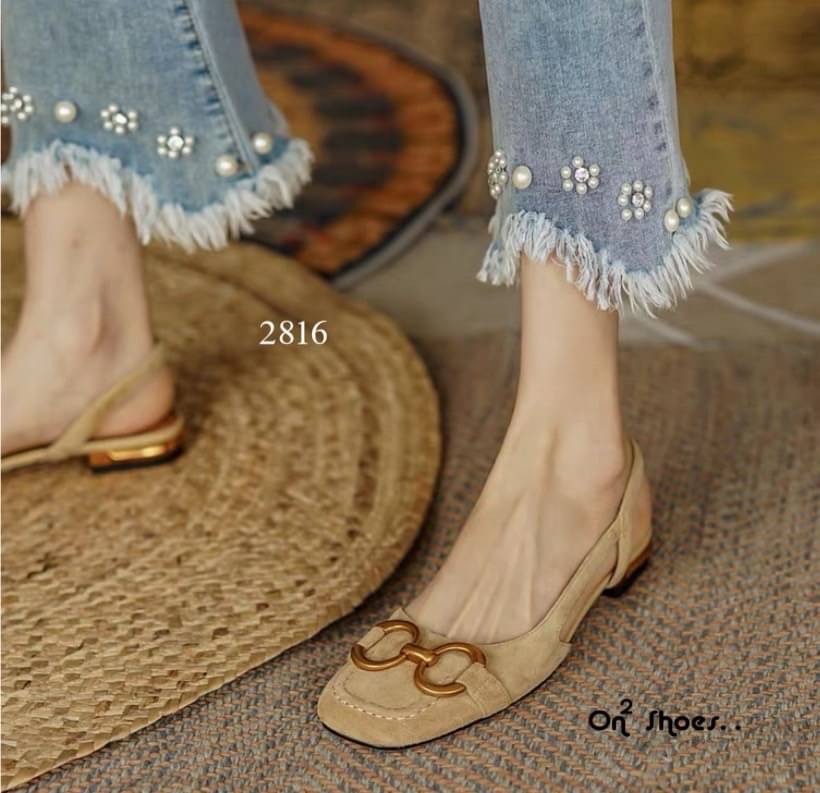 พร้อมส่งรองเท้าหัวคัชชูเปิดหลังรัดข้อเท้า หน้าแต่งอะไหล่ทองเหลือง สไตล์แบรนด์ส้นเป็นอะไหล่ทองสวยหรู สายรับปรับได้ คู่นี้ใส่แมทกับชุดได้ง่ายทั้งกางเกงและกระโปรงได้หมดทรงสวย