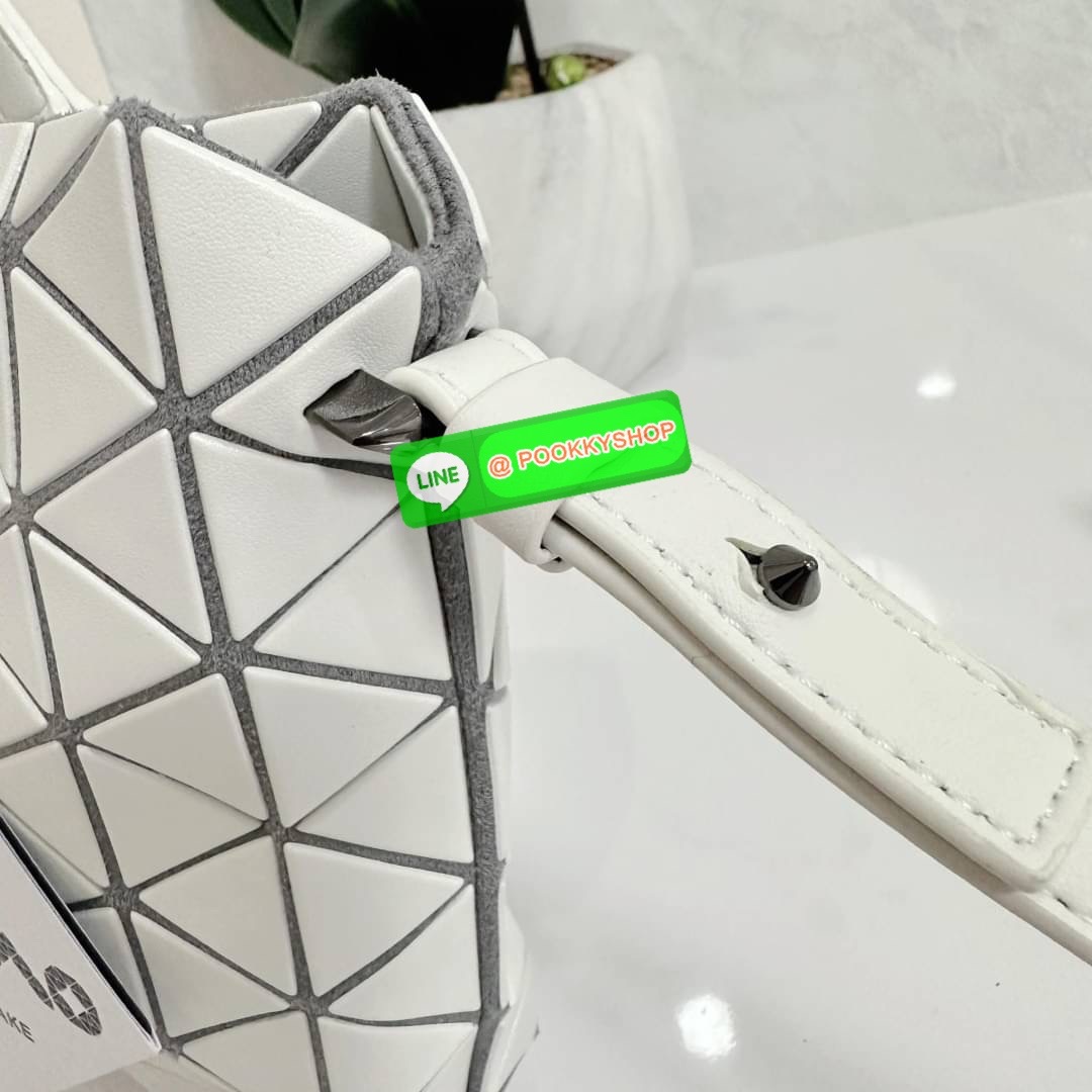 Bao Bao issey Miyake Tonneau Small Matte Bao Bao Issey Miyake รุ่น TONNEAU (ทอนโนะ) กระเป๋าทรง Boston Bag ที่โดดเด่นด้วยลายแพทเทิร์น 3 เหลี่ยมด้านเท่าเรียงต่อกัน ทำให้กระเป๋าใบนี้มีความโดดเด่นทั้งในเรื่องของดีไซน์ที่ทันสมัย และการใช้งานที่ครบทุกฟังก์ชั่น