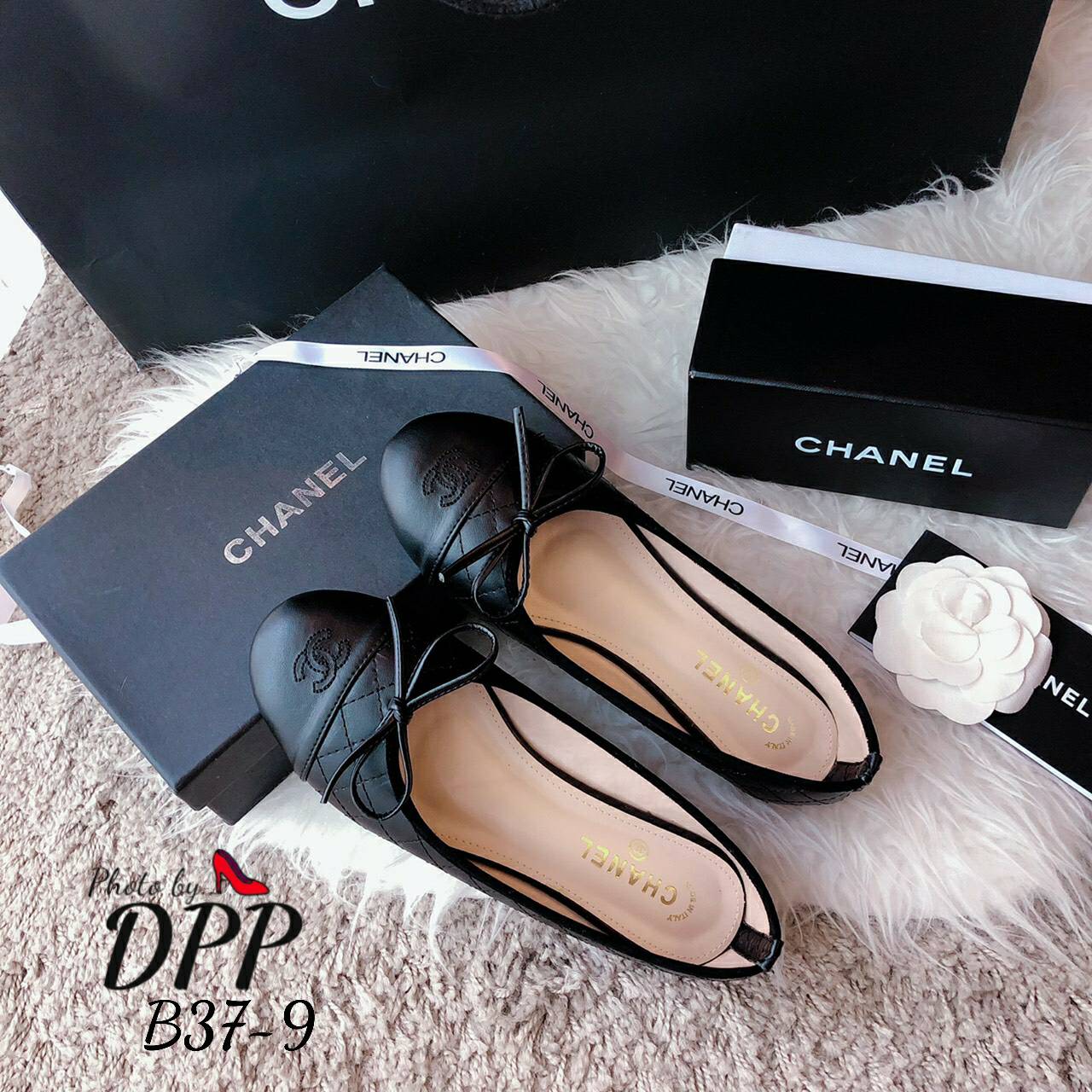 B37-9 พร้อมส่ง รองเท้าคัทชู ทรงหัวมน งานขายดี CHANEL หน้าโบว์ วัสดุทำจากหนังนิ่มตัดต่อทูโทนหัวดำ งานเดินเส้นตาราง งานใส่สบาย เป็นรองเท้าที่ใส่ได้ทุกวัน เข้ากับเสื้อผ้าทุกชุด ทรงสวมมาก