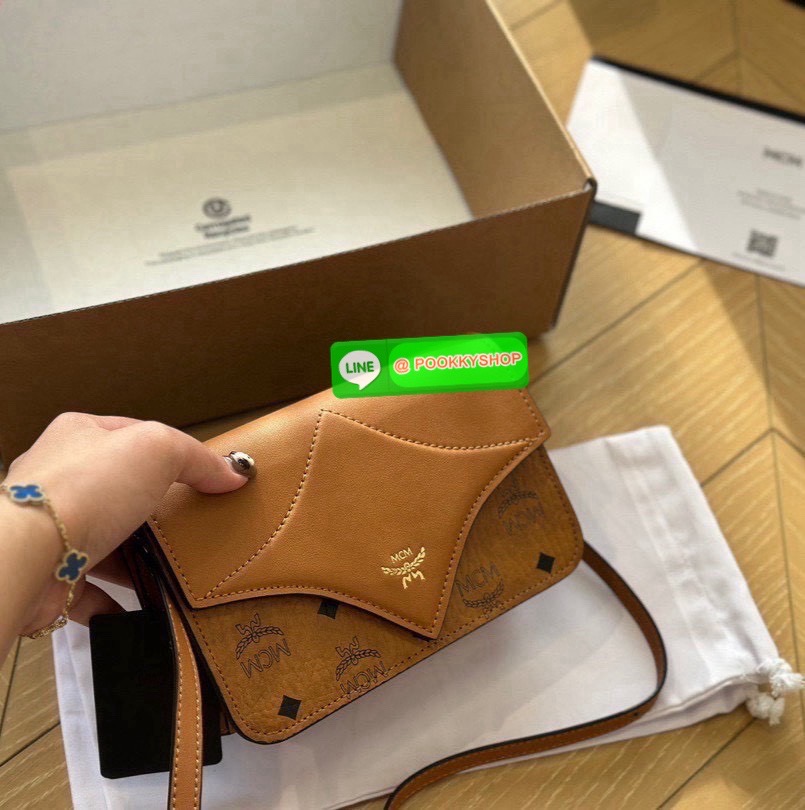 👜 MCM Diamond Shoulder Bag in Visetos Leather Mix 👜 • กระเป๋าสะพายรุ่น Diamond Shoulder Bag ดีไซน์หรู โดดเด่นด้วยฝาปิดรูปทรง “เพชร” เอกลักษณ์เฉพาะของรุ่นนี้ 💎 • วัสดุ Visetos Coated Canvas ผสม หนังแท้เรียบเนียน (Leather Mix)