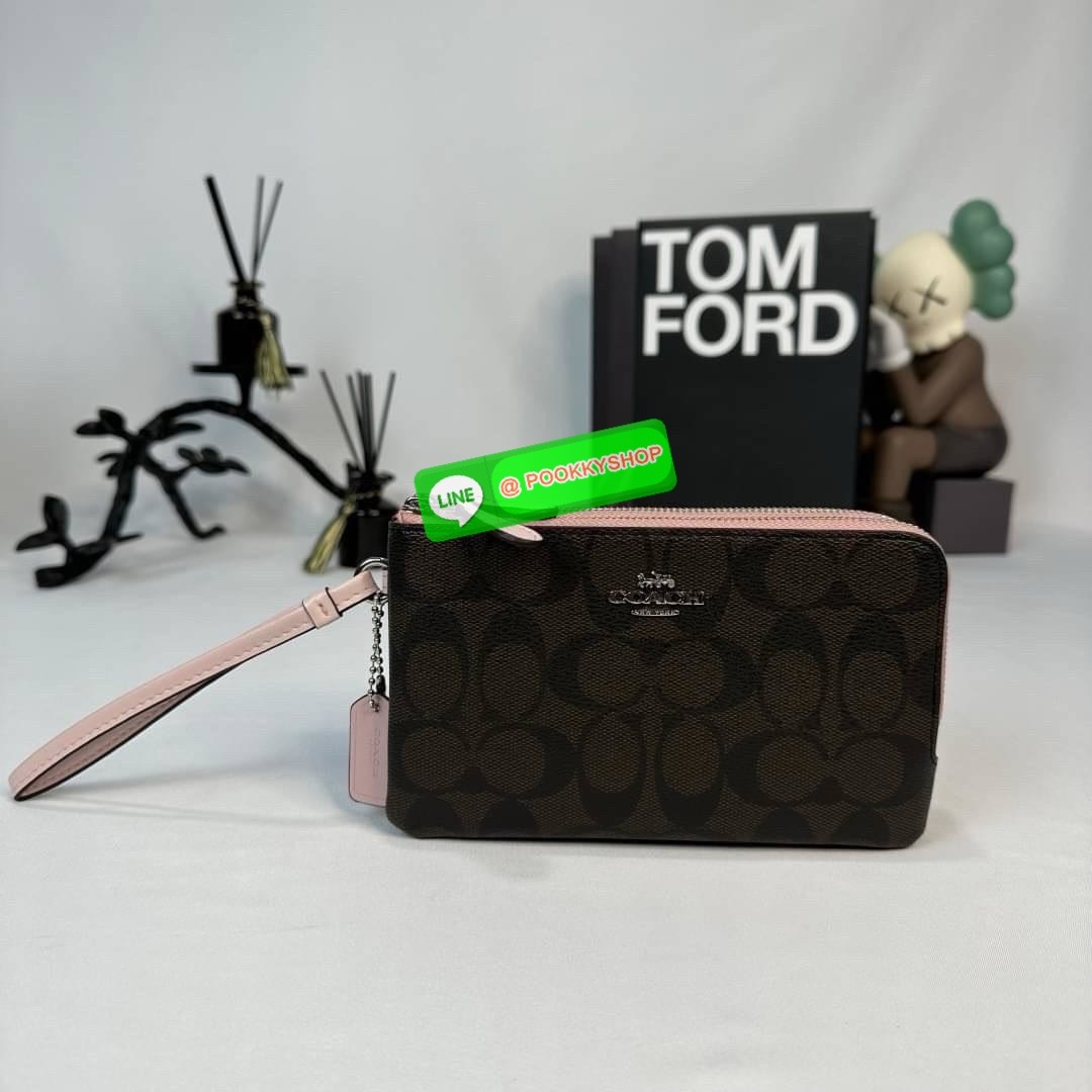 กระเป๋าคล้องมือ COACH 87591 DOUBLE CORNER ZIP WRISTLET IN SIGNATURE CANVAS (COACH 87591 ） กระเป๋าคล้องมือ2เซิปใหญ่ ลายCหนังและ ด้านในเป็นผ้า แบ่งเป็นช่องเล็กๆใส่เหรียญใส่แบงค์ใส่บัตร แล้วแต่จะใส่มีหลายช่อง ใส่โทรศัพท์ได้ทุกรุ่นพร้อมสายคล้องมือ