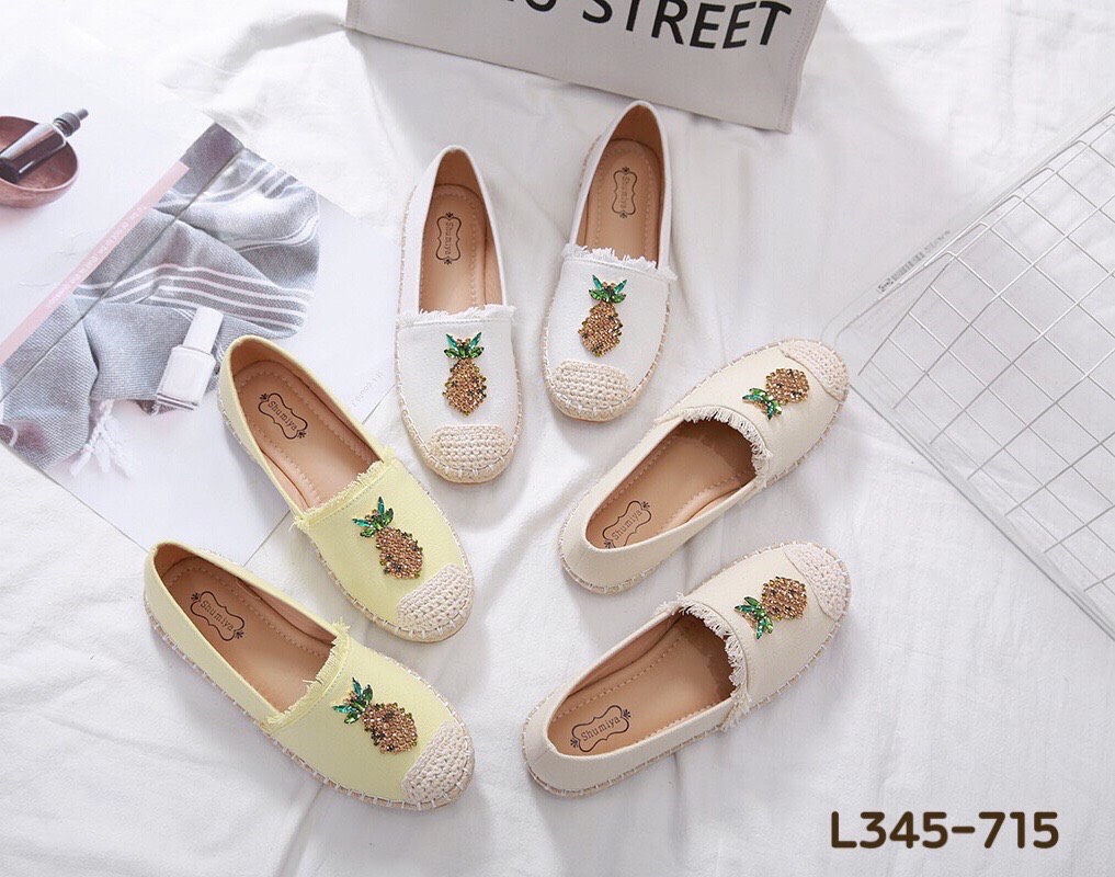 สินค้าขายดี พร้อมส่งค๊าา slip on shoes รองเท้าผ้าใบ slip on so cute งานผ้ายีนส์ ติดอะไหล่สับปะรด พื้นนิ่มมากคะ ใส่สบายจะแมตช์กับกางเกง👖หรือกระโปรง👗ก็ได้ค่ะ แม่ค้าคอนเฟริม ห้ามพลาดเลยจ้าตัวนี้แนะนำ อย่าช้ารีบเลย