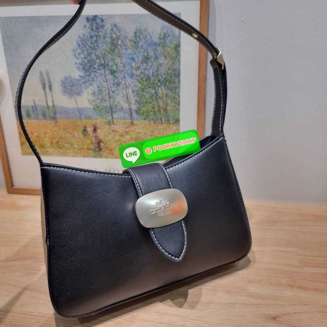 COACH CR533 ELIZA SHOULDER BAG 🔅 Details ใหม่ล่าสุด กระเป๋าสะพายไหล่ทรงโฮโบสุดหรู ดีไซน์โลโก้แบบใหม่และหรูหรายิ่งขึ้น คงความคลาสสิคและวินเทจ เปิด-ปิดด้วยสายคาดแบบกระดุมแม่เหล็ก ภายในเป็นช่องโล่ง แบ่งสัดส่วนไว้อย่างดี มีทั้งช่องใส่บัตร และช่องซิป ส