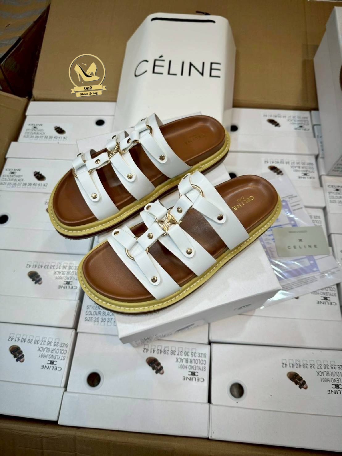 รองเท้าแตะเสริมส้ Celine ดีไซน์ที่ดูหรูหราและทันสมัย เน้นความเรียบง่ายและฟังก์ชันการใช้งานที่ดีเยี่ยม มีส้นเล็กน้อยออกแบบให้ดูทันสมัยและสามารถสวมใส่ได้ทั้งในโอกาสทางการและไม่เป็นทางการสายรัดข้อที่สามารถปรับให้กระชับพอดีกับขา ช่วยเพิ่มความมั่นคงและไม่ลื่นไ