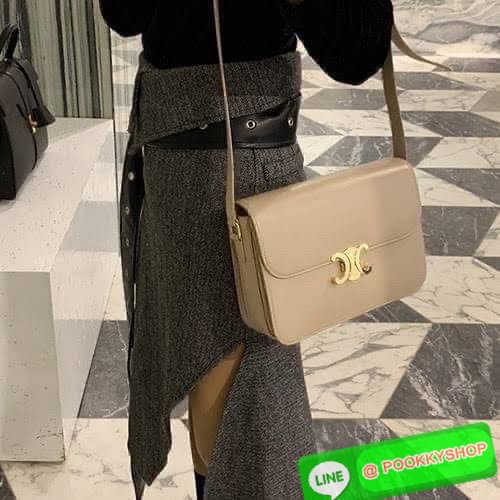 💕Celine MEDIUM TRIOMPHE BAG IN SHINY มีรูปทรงเป็นกล่องคล้ายกับกระเป๋า Classic Box แต่มีการออกแบบโลโก้ที่สะดุดตาแบบวินเทจ ด้วยดีไซน์ที่ดูโฉบเฉี่ยว แต่คงความคลาสสิคอย่างเต็มเปี่ยม ทำให้เป็นที่ดึงดูดความสนใจของสาวๆ สายสะพายสามารถปรับระดับได้ มีความคล