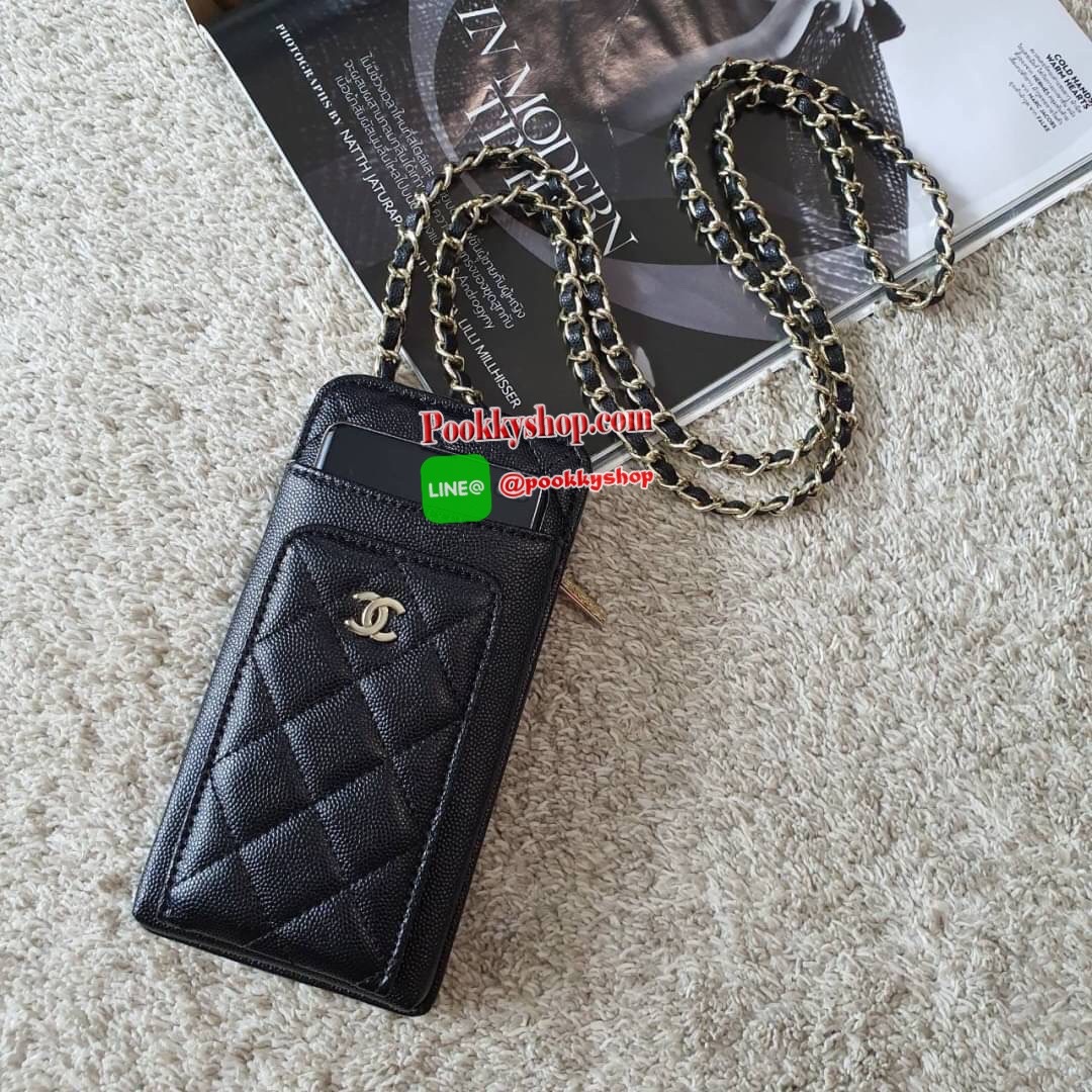 NEW ARRIVAL!! CHANEL VIP GIFT WOC BAG กระเป๋าสตางค์คล้องคอ/ Crossbody ที่กำลังมาแรงมาในตอนนี้ ตัวกระเป๋าเป็นกระเป๋าสตางค์หนังพียูลาย CAVIER อะไหล่ทองทั้งใบ ด้านหน้าใส่ iphone+ ได้ เปิดปิดด้วยกระดุมแม่เหล็ก สามารถใส่บัตรได้อีก4ใบด้านใน พลิกมาด้านหลังมีช่อง