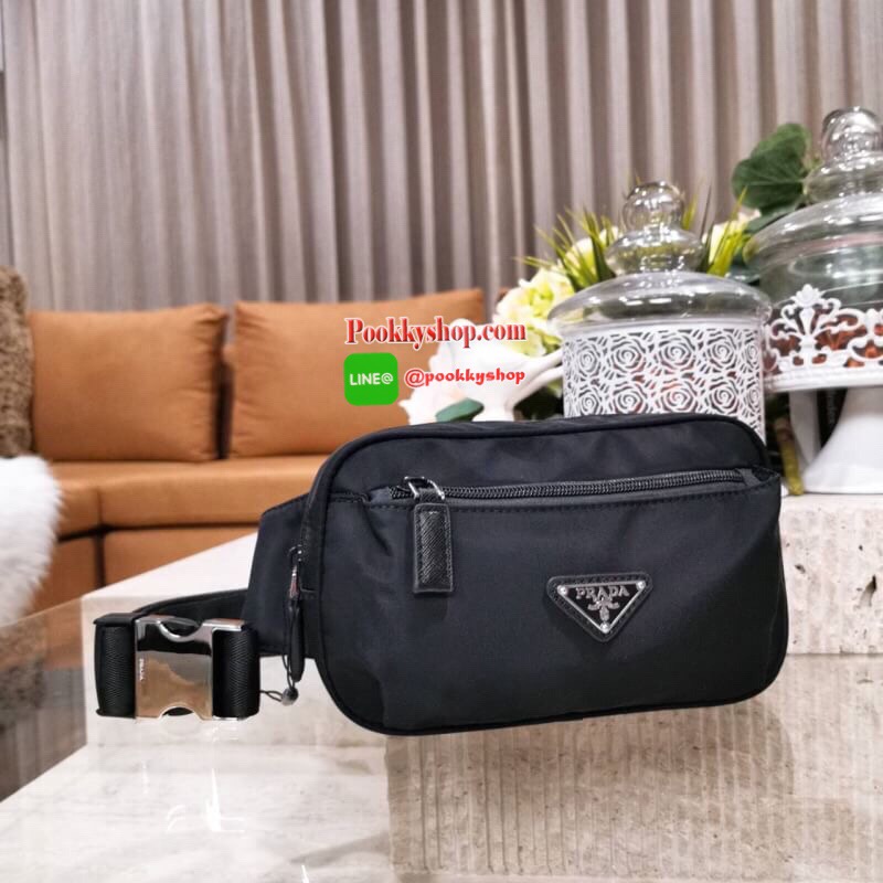 NEW! PRADA NYLON MINI WAIST BAG GIFT WITH PURCHASE (GWP) Limited edition กระเป๋าพรีเมี่ยมกิ๊ฟจากเคาน์เตอร์แบรนด์ต่างประเทศ วัสดุ Nylon เนื้อหนา ด้านหน้ามีโลโก้แบรนด์และช่องซิป เปิดปิดด้วยซิปสะดวกใช้ ภายใน Polyester 100% มีโลโก้ สายคาดเอวหรือคาดอกสามารถเลื