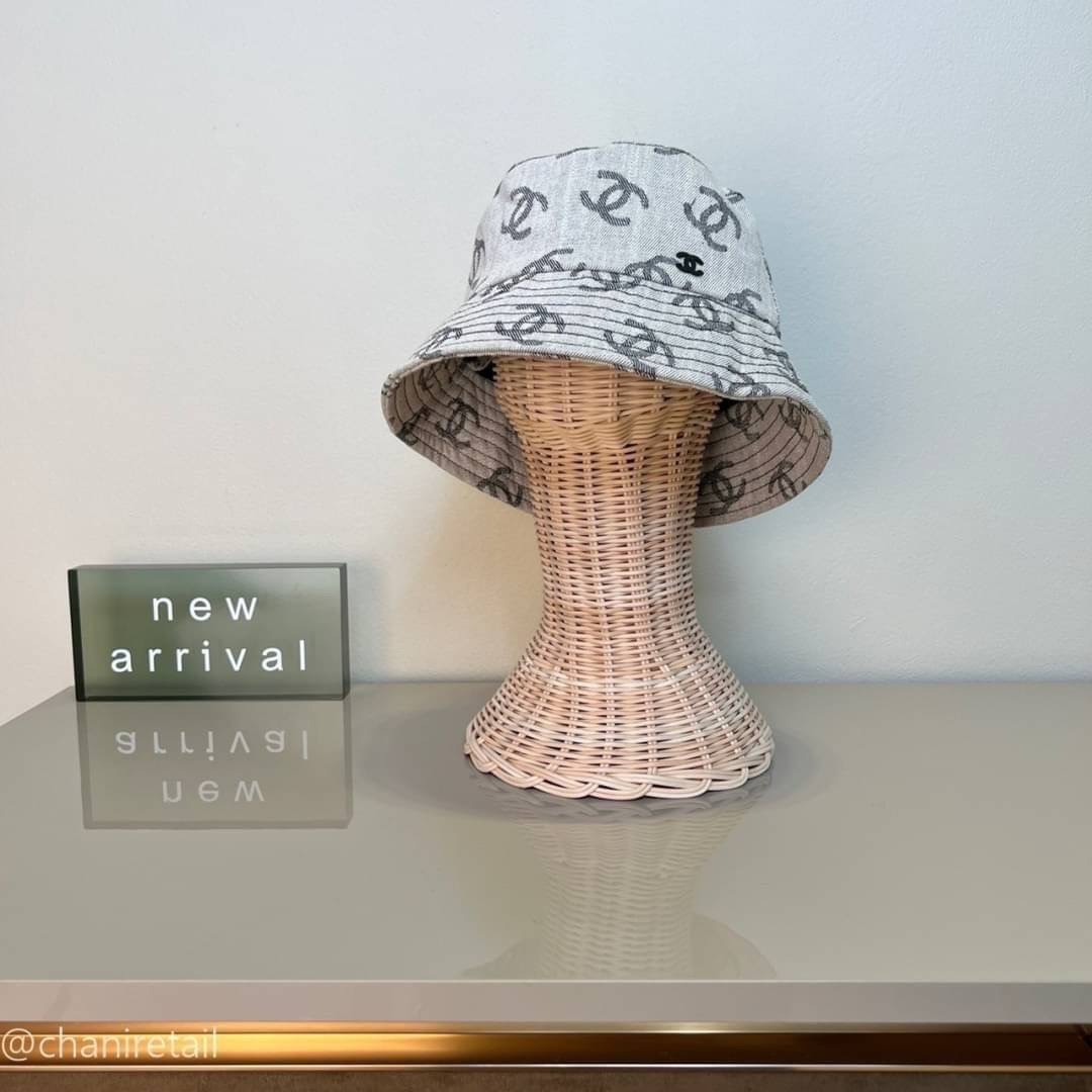 New Chanel Bucket hat Details: หมวก Chanel ชนช็อป ทรงBucket สกีนลายChanel รุ่นนี้น่ารักมากๆ เหมาะกับการใส่เที่ยวรับลมร้อนสุดๆหรือจะใส่เปนพร้อบกับชุดเสื้อผ้าก็ดูดี ตัวเชือกที่หมวกสสามารถผูกเป็นโบว์เพิ่มลุคเก๋ได้