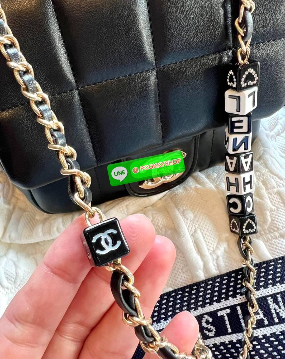 CHANEL SHOULDER BAG WITH CHAIN BAG ((Chanel vip gift make up ตปท.)) 🎁พร้อมส่ง! รุ่นนึ้จะใช้เองหรือซื้อฝากเพื่อนๆ ก็ถูกใจผู้รับเลยค่า หนังแกะสังเคราะห์ หนังดีมีความนิ่มและเงาในตัว สัมผัสคือหลงรักแน่นอนค่ะ🤩 โดดเด่นด้วยสายสะพายร้อยลูกเต๋ามีตั