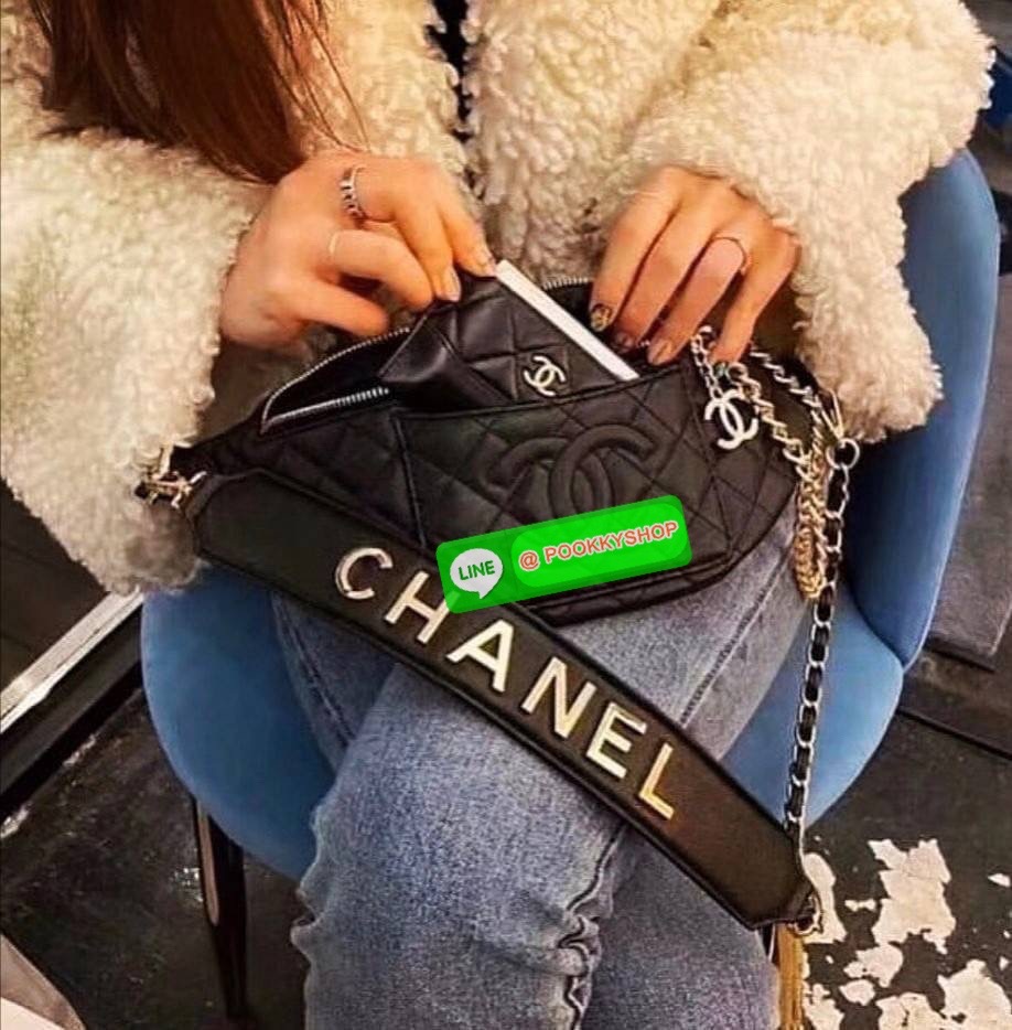 พร้อมส่งรุ่นยอดฮิต! Chanel Waist Bag With Chain VIP Gift With Purchase (GWP) รุ่น Limited พรีเมี่ยม Chanel Perfume Counter กระเป๋าสะพาย คาดเอว หรือคาดอกรุ่นใหม่ล่าสุดวัสดุหนังคาเวียร์ลายตารางเปิดปิดด้วยซิปห้องอะไหล่แบรนด์ สะดวกใช้ ภายในมีโลโก้ ใส่มือถือ i