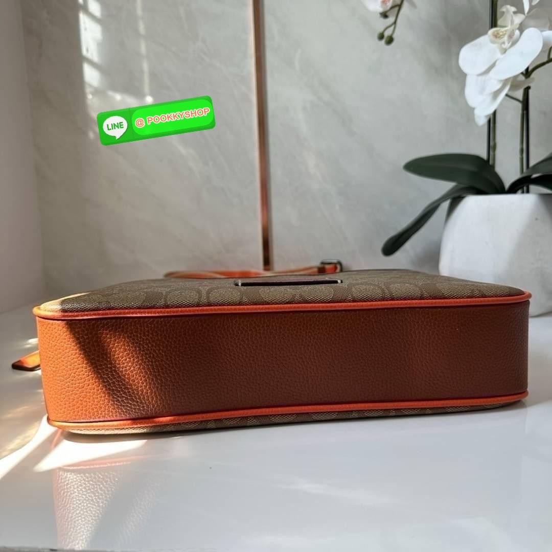 COACH DISTRICT CROSSBODY IN SIGNATURE CANVAS CH078 🔖กระเป๋าสะพายคอสบอดี้ทรงสีเหลี่ยม 🔖วัสดุ : canvas, ตัดขอบหนัง pebble leather 🔖 เปิด-ปิดแบบซิป ด้านในมีช่องซิปและช่องอเนกประสงค์ ปิดด้วยซิปด้านบน ซับในผ้า มีช่องซิปและช่องเก็บของด้า