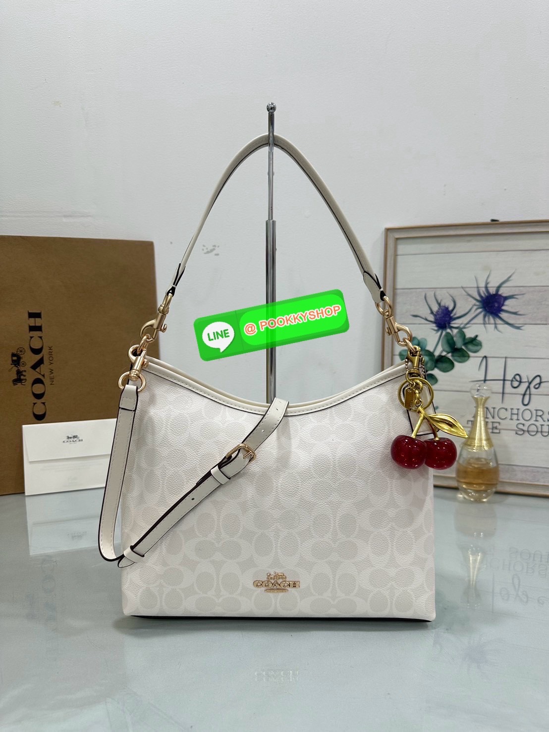 Coach CV975 Studio — รุ่นสะพายไหล่ที่เบา เรียบ แต่หรูทุกมุมตา 🤍 ลาย C สุดคลาสสิกตัดขอบหนังโทนหรูละมุนแต่ไม่กลืน ใส่ของได้เยอะ สะพายแล้วทรงสวยตั้ง ไม่ยวบ สายสะพาย 2 แบบ เลือกได้ตามสไตล์ สะพายไหล่ก็โก้ สะพายข้างก็มั่นใจ ใครกำลังหากระเป๋าสะพายที่ถือไ