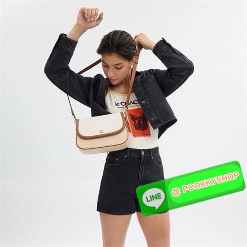 เรียบ หรู แต่ดูแพงแบบไม่ตั้งใจ Coach CU099 – Studio Shoulder Bag รุ่นฮิตสุดมินิมอล ตัว C เล็กหรูบนหนังสีคลาสิค ทรงสวยสะพายได้ทั้งถือไหล่และ crossbody ไม่ว่าจะใส่ลุคไหน… ก็เปลี่ยนเป็นลุคคุณหนูมีคลาสได้ในพริบตา