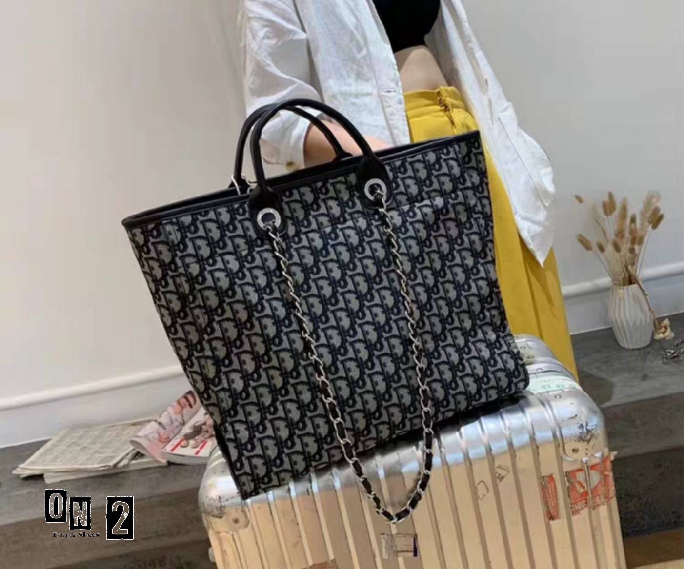 กระเป๋าชอปปิ้งปากซิปแบรนด์ dior วัสดุตัวกระเป๋าทำจากผ้าลาย dior สายสั้นเป็นหูจับทำจากหนังผสมสีดำ สายยาวเป็นสายโซ่ร้อยหนังสะพายชึ้นไหล่ได้ กระเป๋าเป็นปากซิป