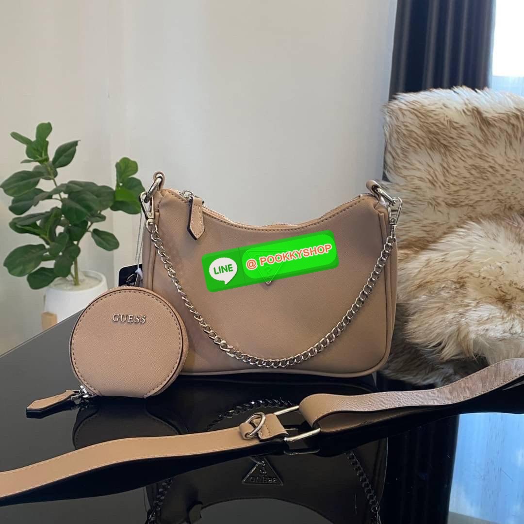 รุ่นใหม่ล่าสุด GUESS SHOULDER BAG ซื้อ1ได้ถึง2ไอเท็ม กระเป๋าพอชรูปทรงสวย เปิด-ปิดด้วยซิปด้านในโล่งกว้างมีช่องซิปใส่ของจุกจิก เพิ่มความน่ารักด้วย กระเป๋าใส่เหรียญใบเล็กทรงกลม เฝสามารถถอดใช้แยกได้ มาพร้อมสายโซ่สะพายไหล่ และสายสะพายยาวสามารถปรับระดับได้ฟรีไซ