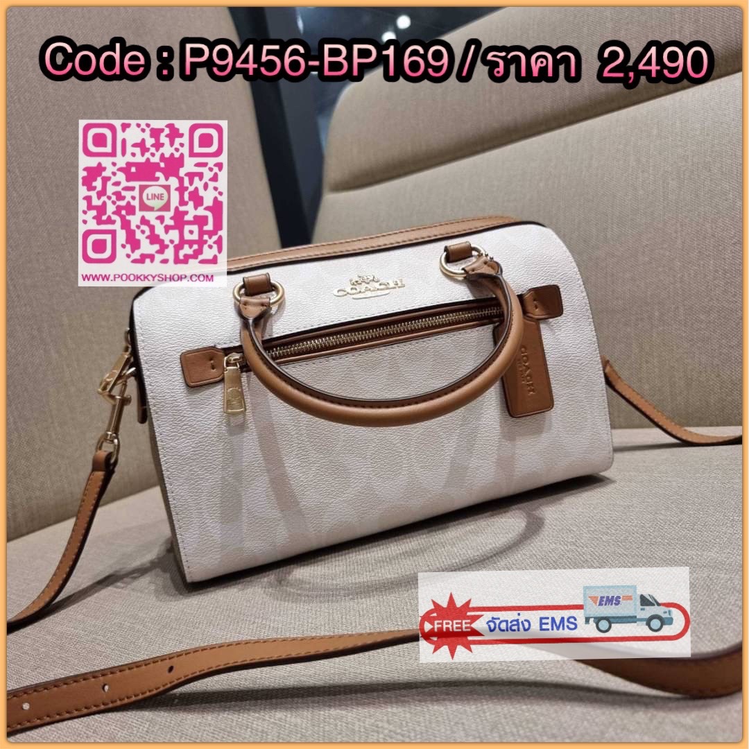COACH CA149 ROWAN SATCHEL IN BLOCKED SIGNATURE CANVAS สีเข้าใหม่ตัวท็อปอีกหนึ่งรุ่น กับกระเป๋าทรงหมอน ดีไซน์คัลเลอร์บล็อค โทนสีตัดกันอย่างลงตัว ใช้งานง่าย ตอบโจทย์ทุกลุค ทุกสไตล์ มาพร้อมหูจับในตัว และสายครอสบอดี้ วัสดุหนังแคนวาสสลับหนังแท้ มีซิปด้านหน้า แ