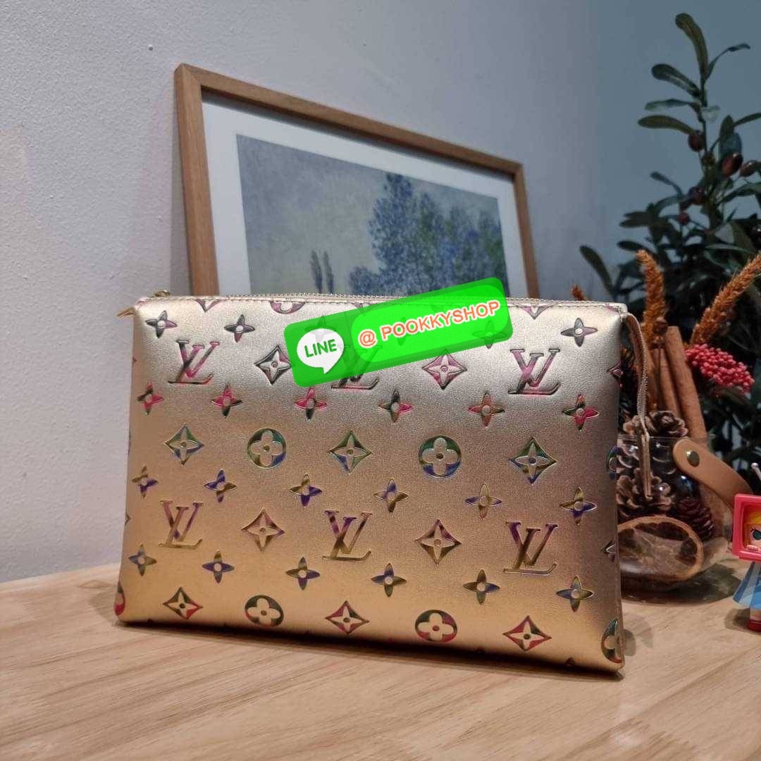 NEW IN!! LV HANDLE POUCH MONOGRAM LIMITED EDITION กระเป๋าสะพายกึ่งคลัชท์ สุดล้ำ ดีไซน์ใหม่ สีลิมิเต็ด ล่าสุดจากเคาน์เตอร์ duty free มาแรงมาก ด้วยความสวยปังตั้งแต่แรกเห็น วัสดุหนังแกะปั๊มลายสวย มาพร้อมสาย 2 เส้น เชิดๆสับๆ มีสายโซ่ที่มีดีเทลละเอียดไม่ซ้ำ แล