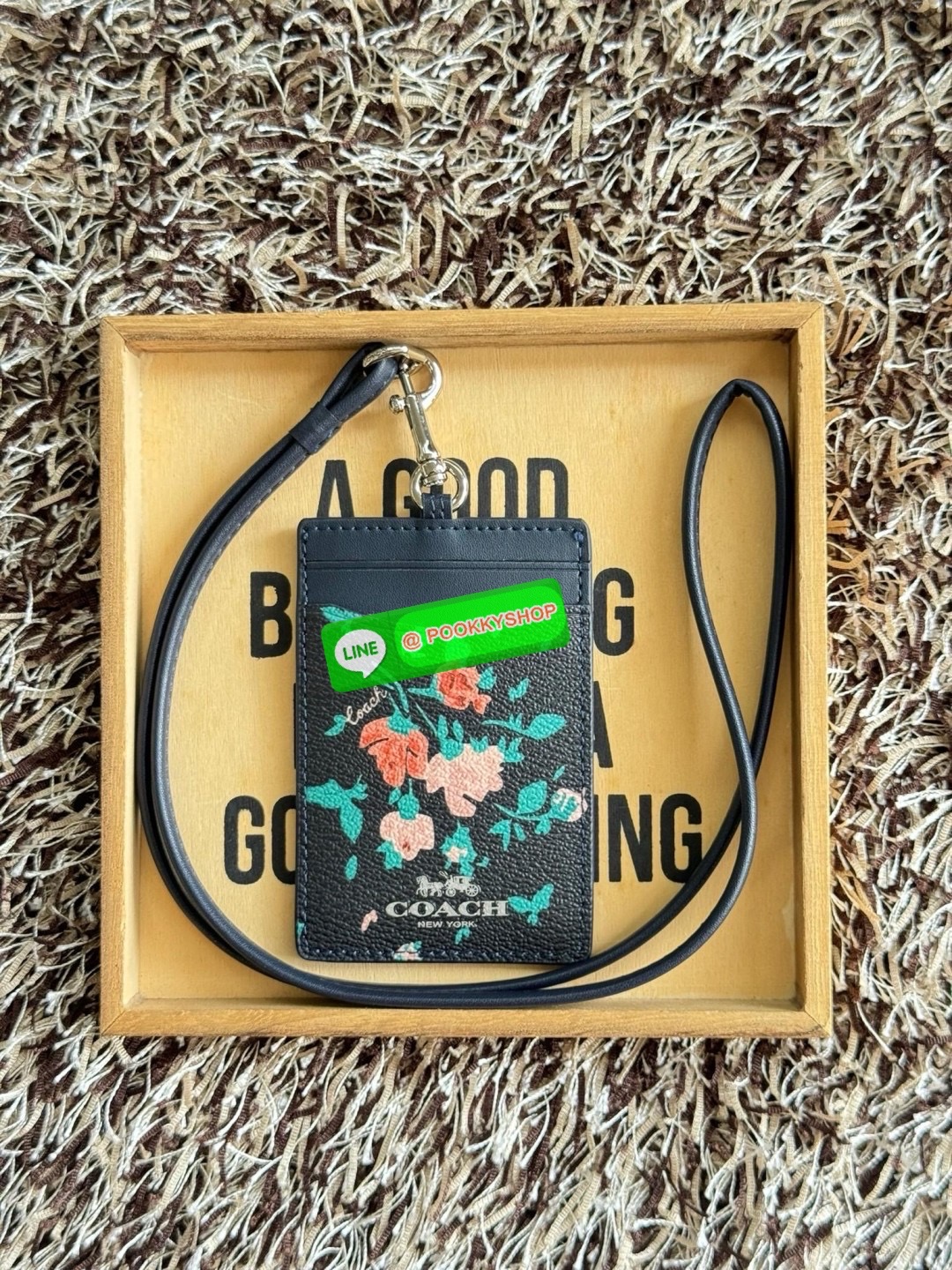 Coach Lanyard In Signature สายคล้องบัตรสุดชิคที่สาวๆออฟฟิต นักเรียนนักศึกษาควรต้องมี ด้านหน้า สามารถใส่บัตรเห็นรูปได้ 1 ใบ และใส่บัตรต่างๆเพิ่มได้อีกถึง 3 บัตรด้วยกัน สามารถถอดสลับสายได้